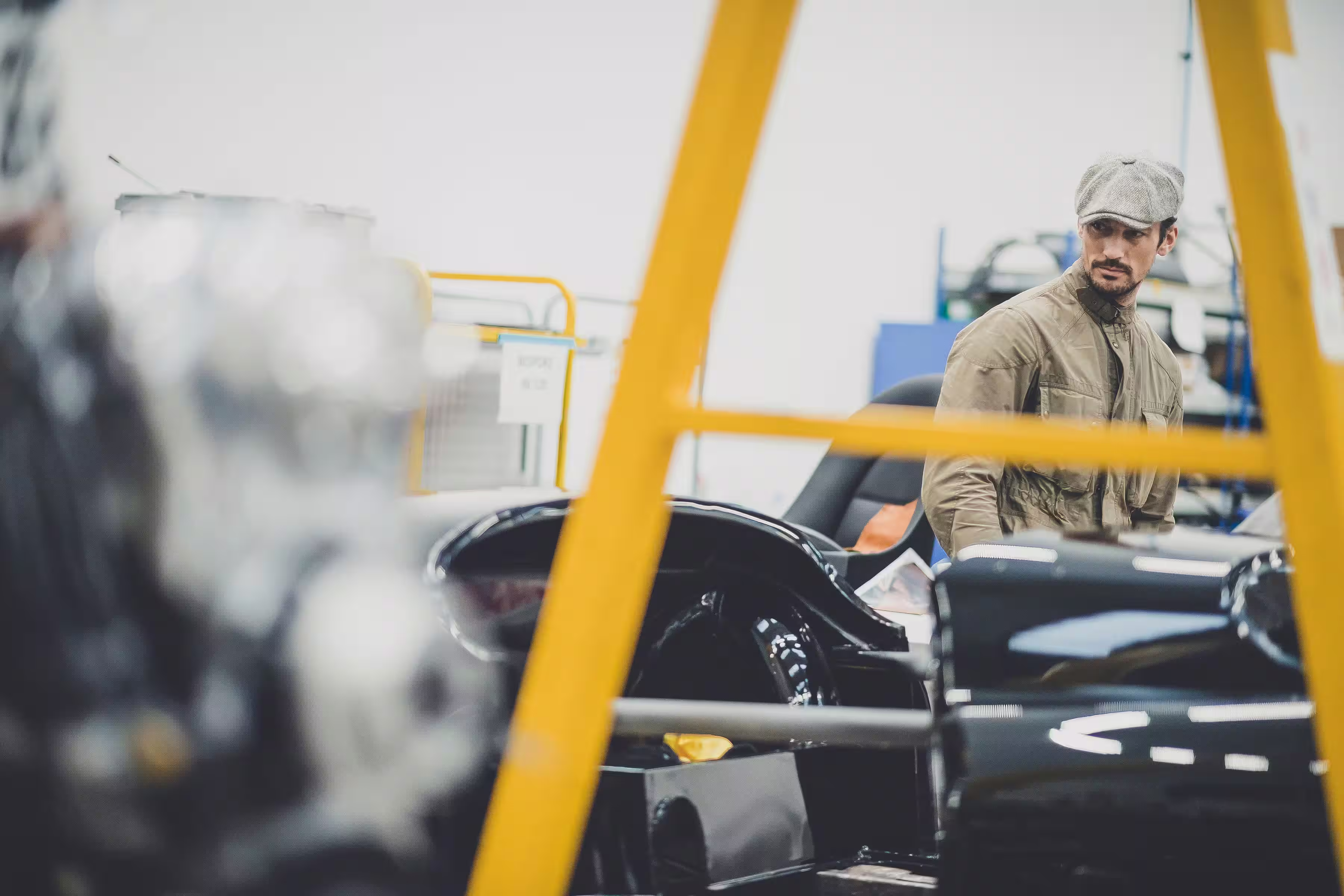 David Gandy entre componentes do Jaguar XK120 na Classic Works