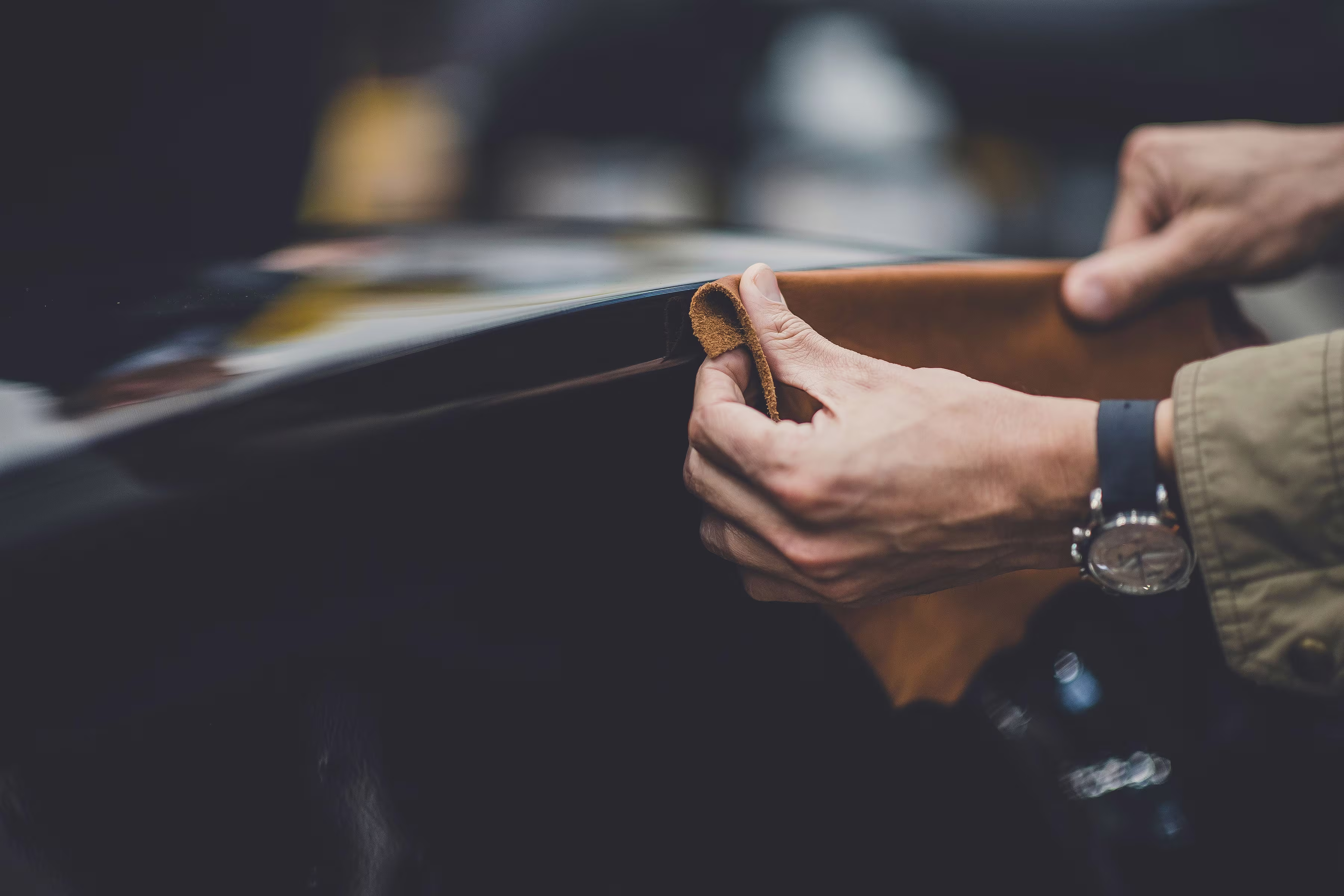 David Gandy comparando couro Aged Saddle com a carroceria preta do Jaguar XK120