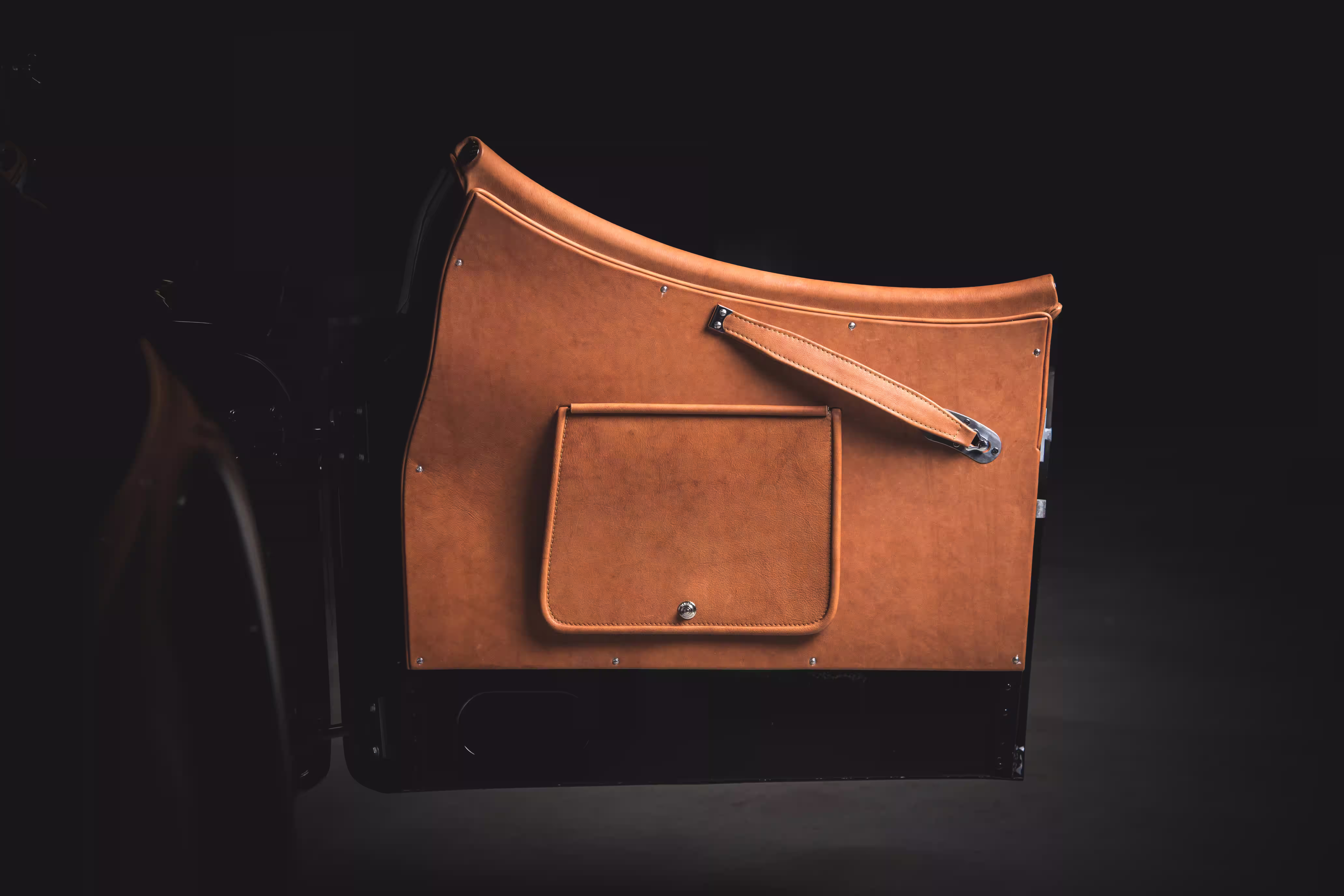 Painel interno de porta em couro Aged Saddle do Jaguar XK120