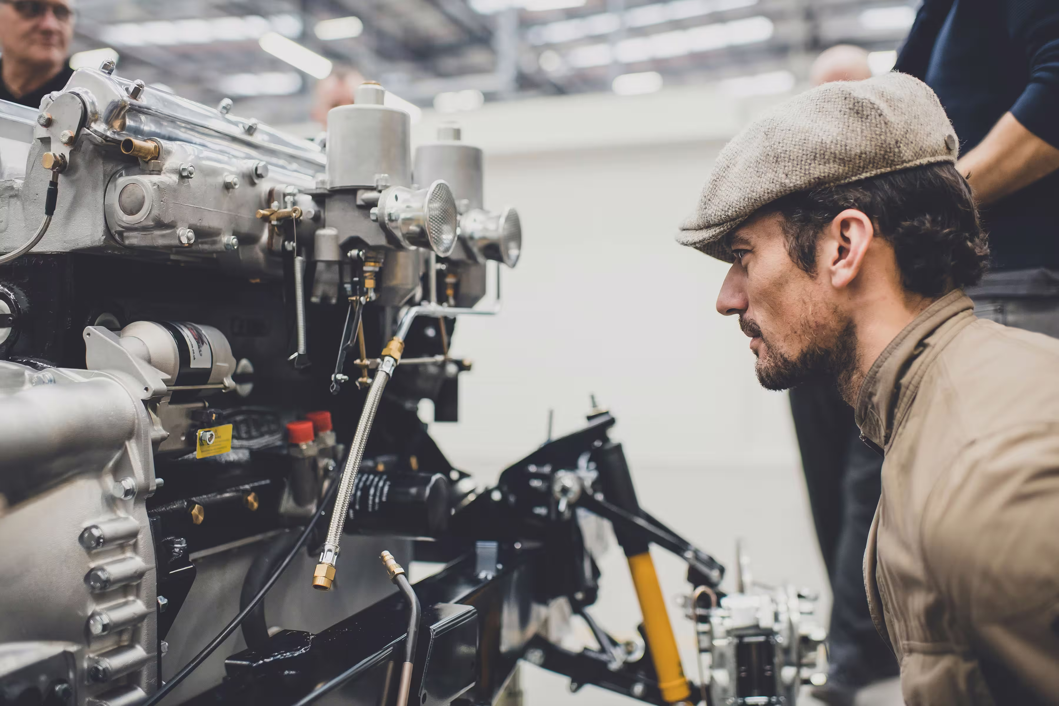 David Gandy examinando o motor seis-em-linha do Jaguar XK120