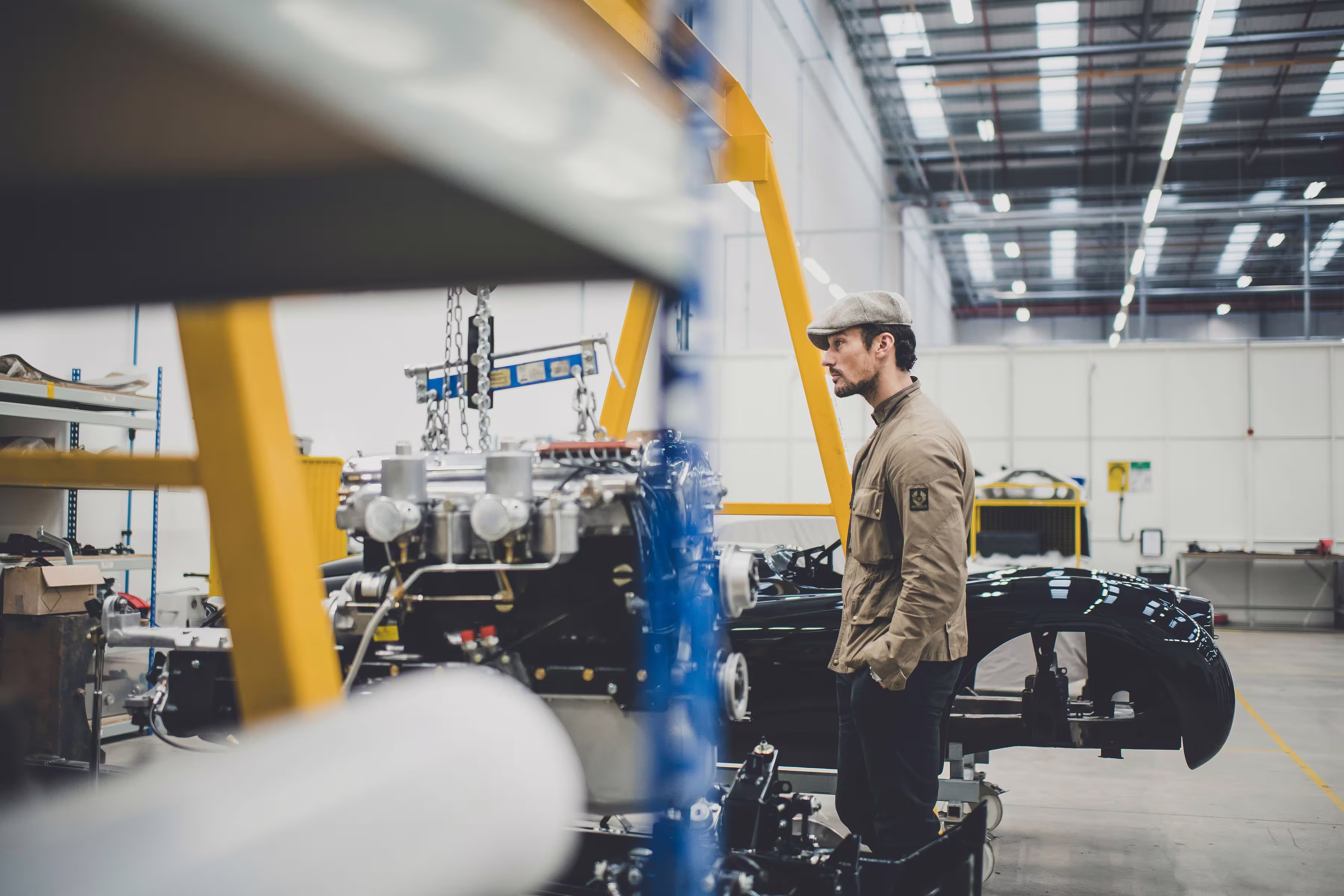 David Gandy observando o motor e a carroceria do Jaguar XK120 na oficina