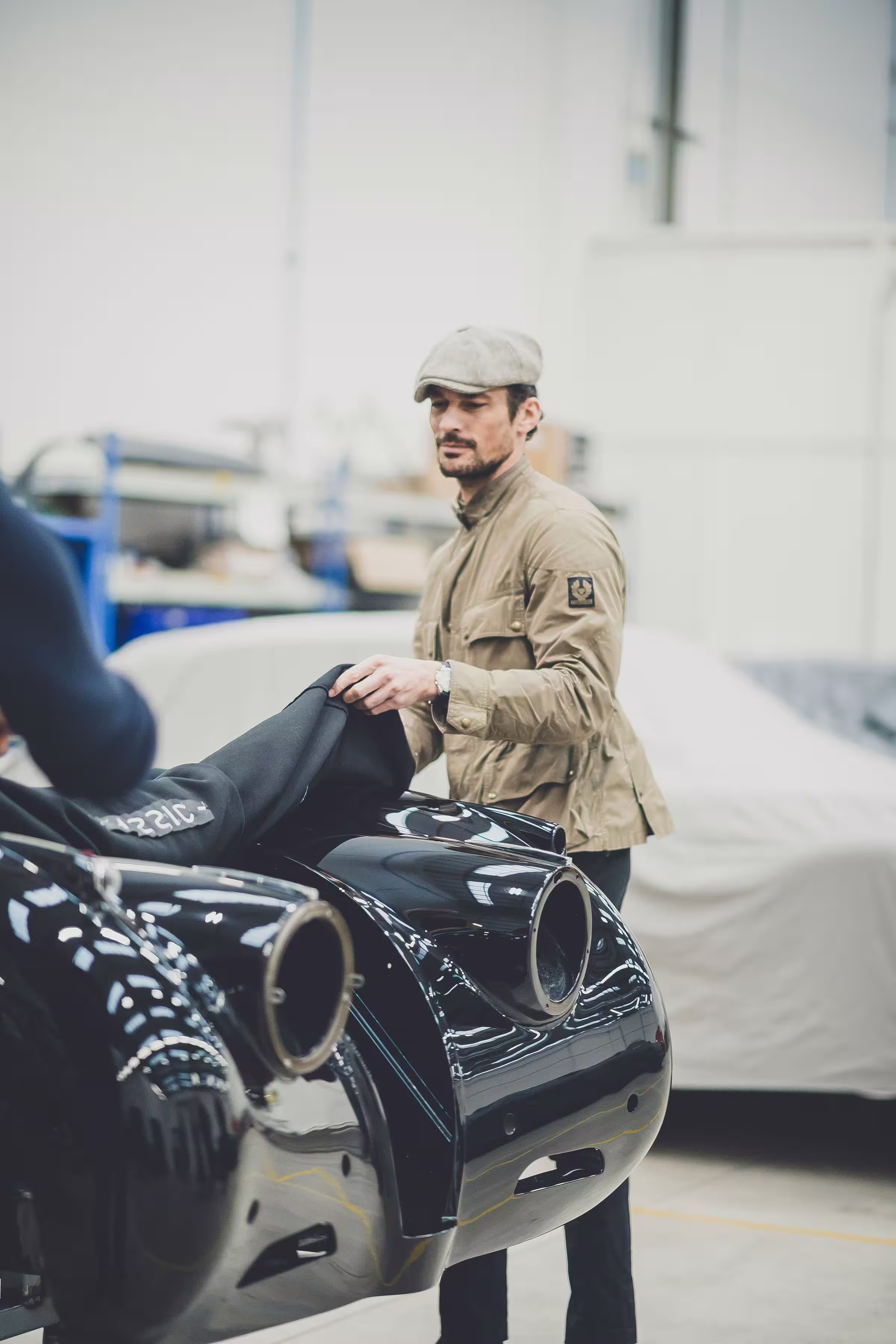 David Gandy ao lado da carroceria dianteira desmontada do Jaguar XK120