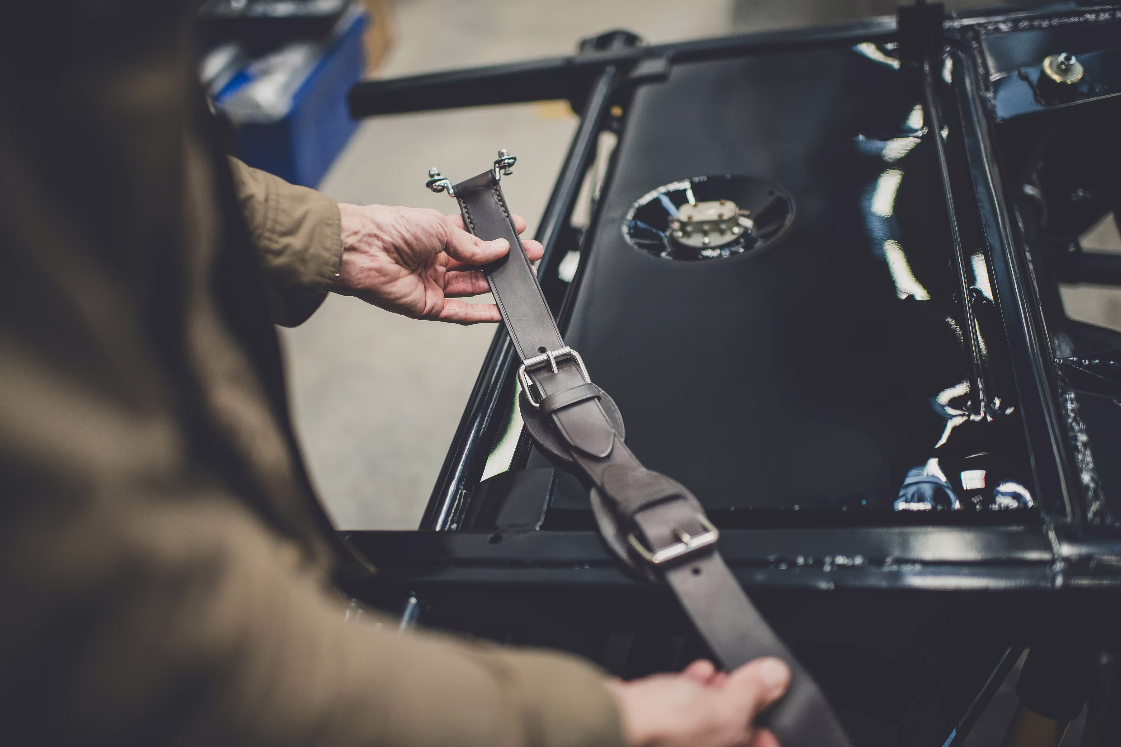 David Gandy segurando o cinto de competição do Jaguar XK120