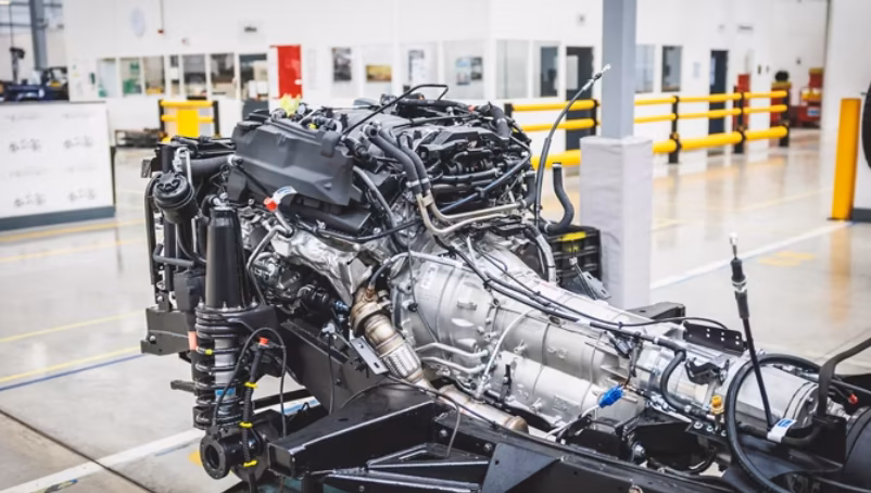 Motor 5.0 V8 acoplado ao câmbio ZF de oito marchas dentro do chassi do Defender Works
