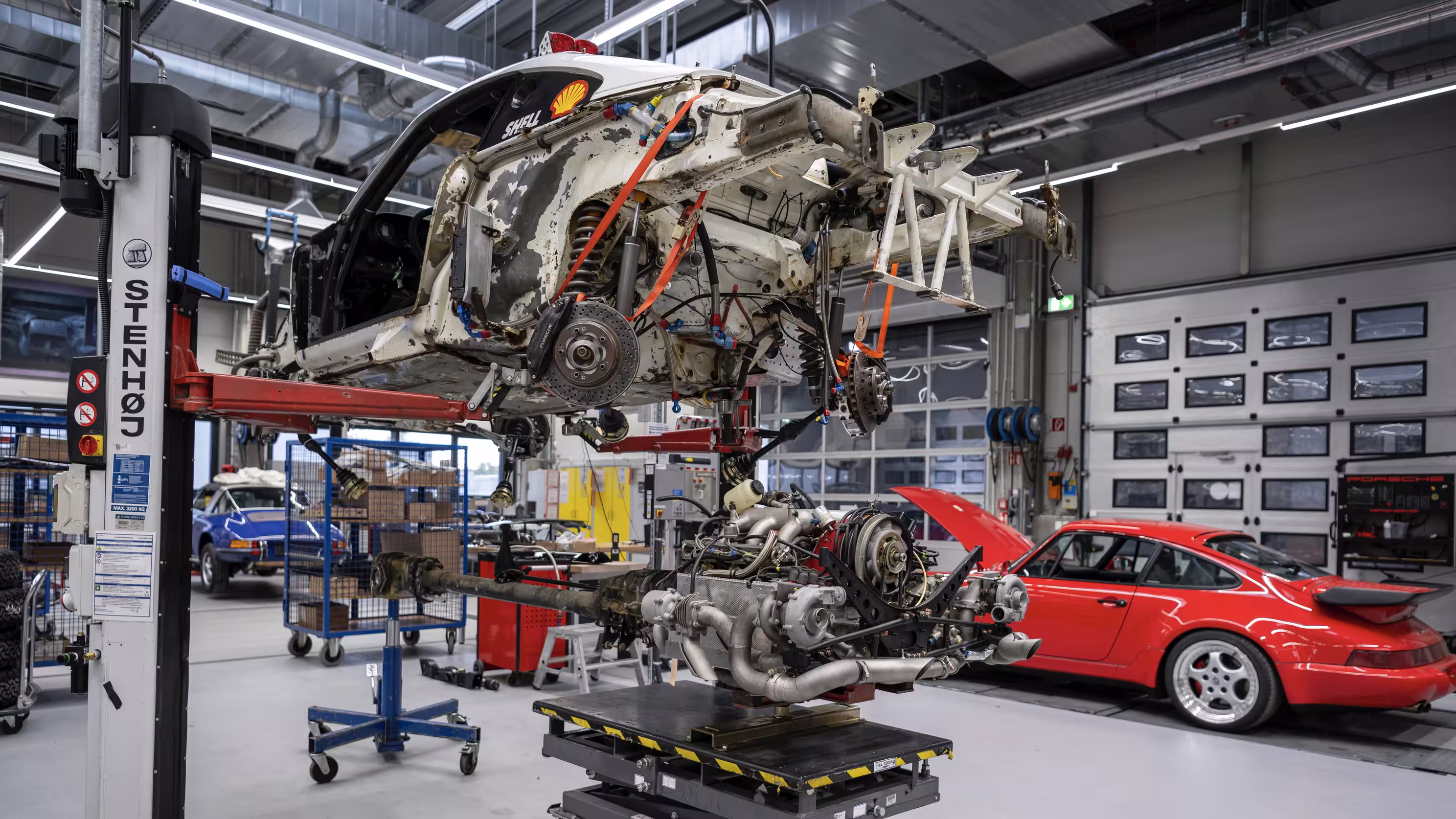 Porsche 959 Paris-Dakar suspenso com conjunto mecânico removido