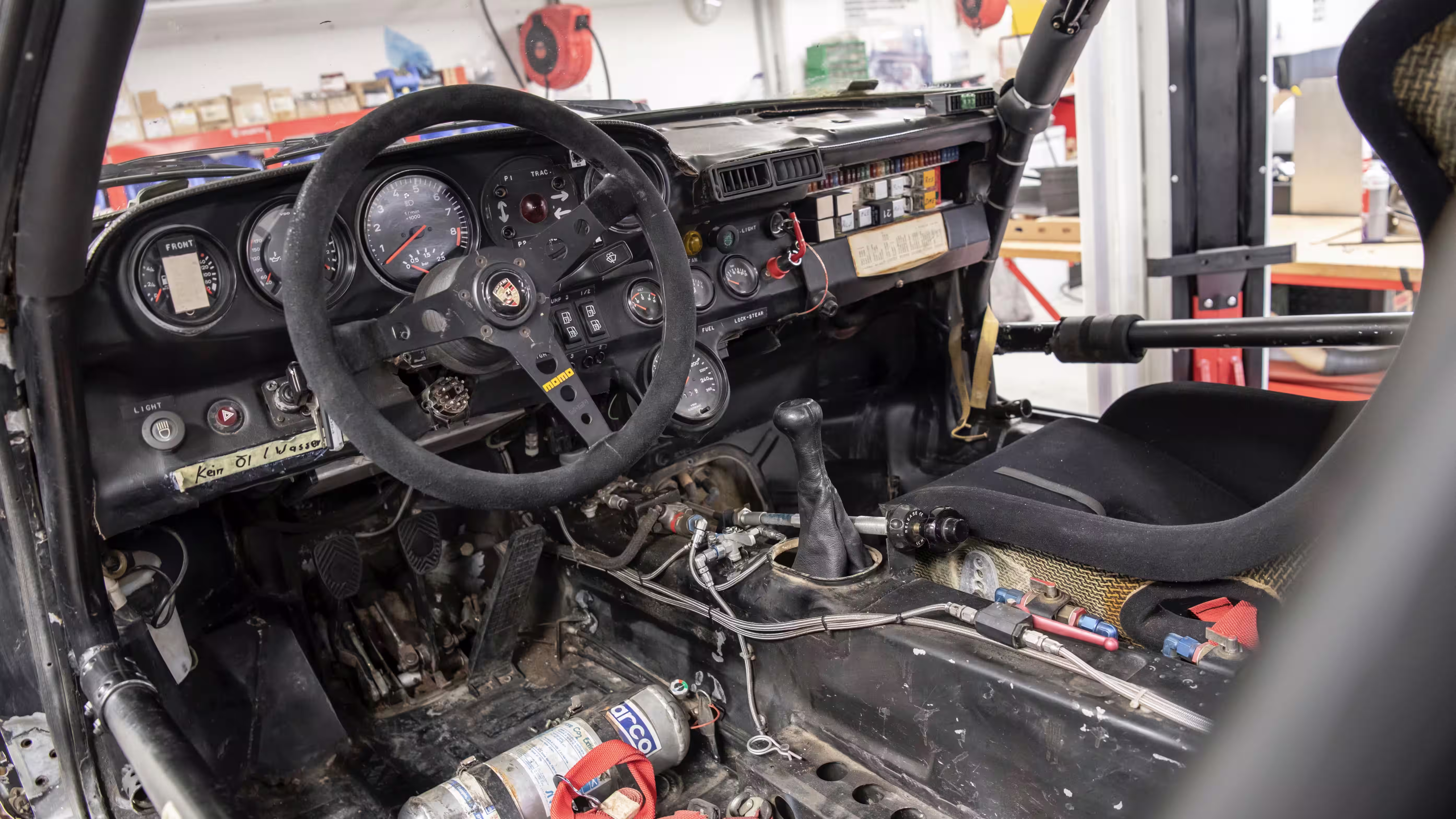 Cockpit desmontado do Porsche 959 Paris-Dakar número 185