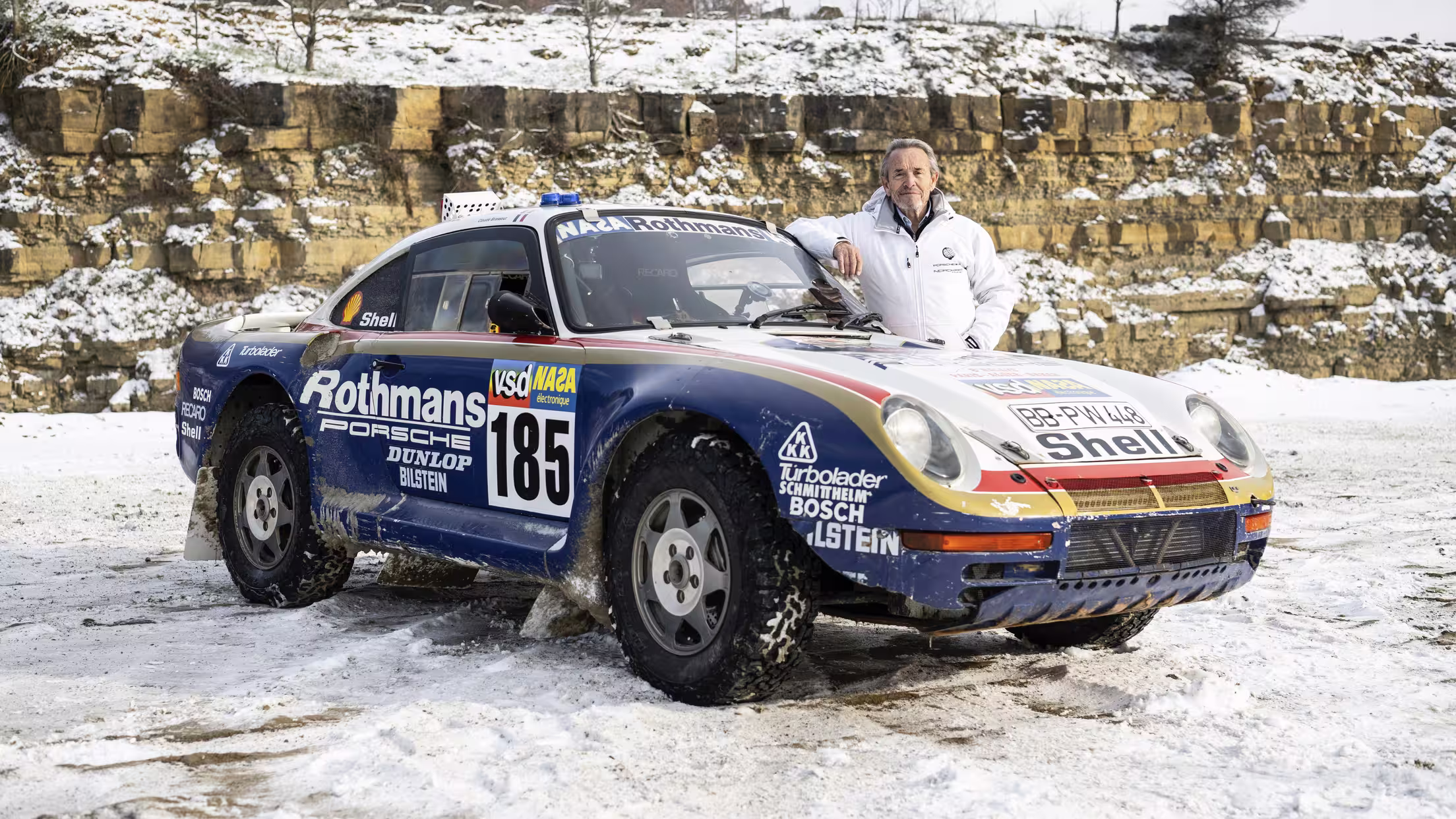 Jacky Ickx ao lado do Porsche 959 Paris-Dakar número 185