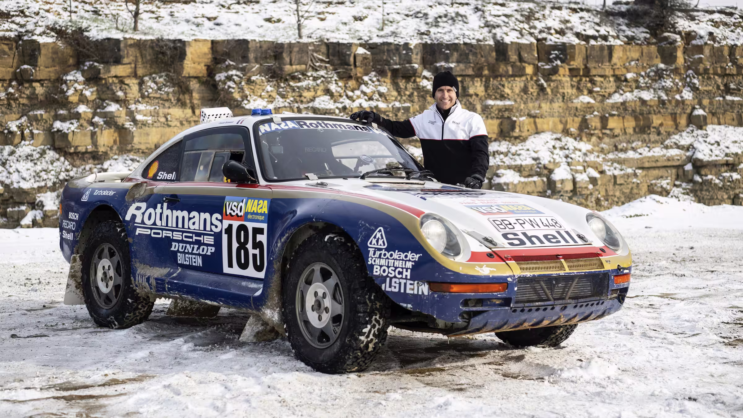 Timo Bernhard ao lado do Porsche 959 Paris-Dakar número 185