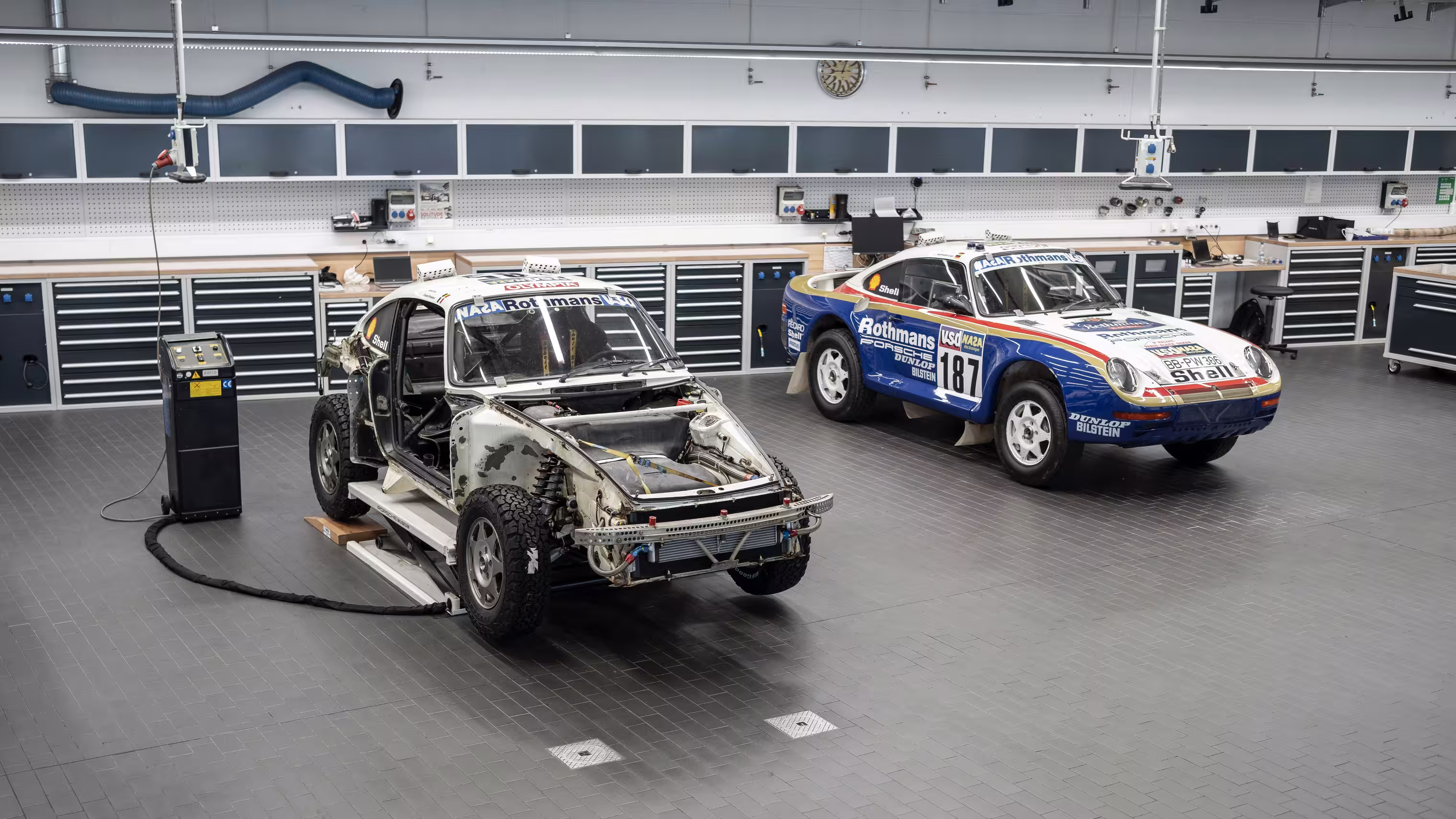 Porsche 959 Paris-Dakar desmontado ao lado de outro carro do trio de 1986