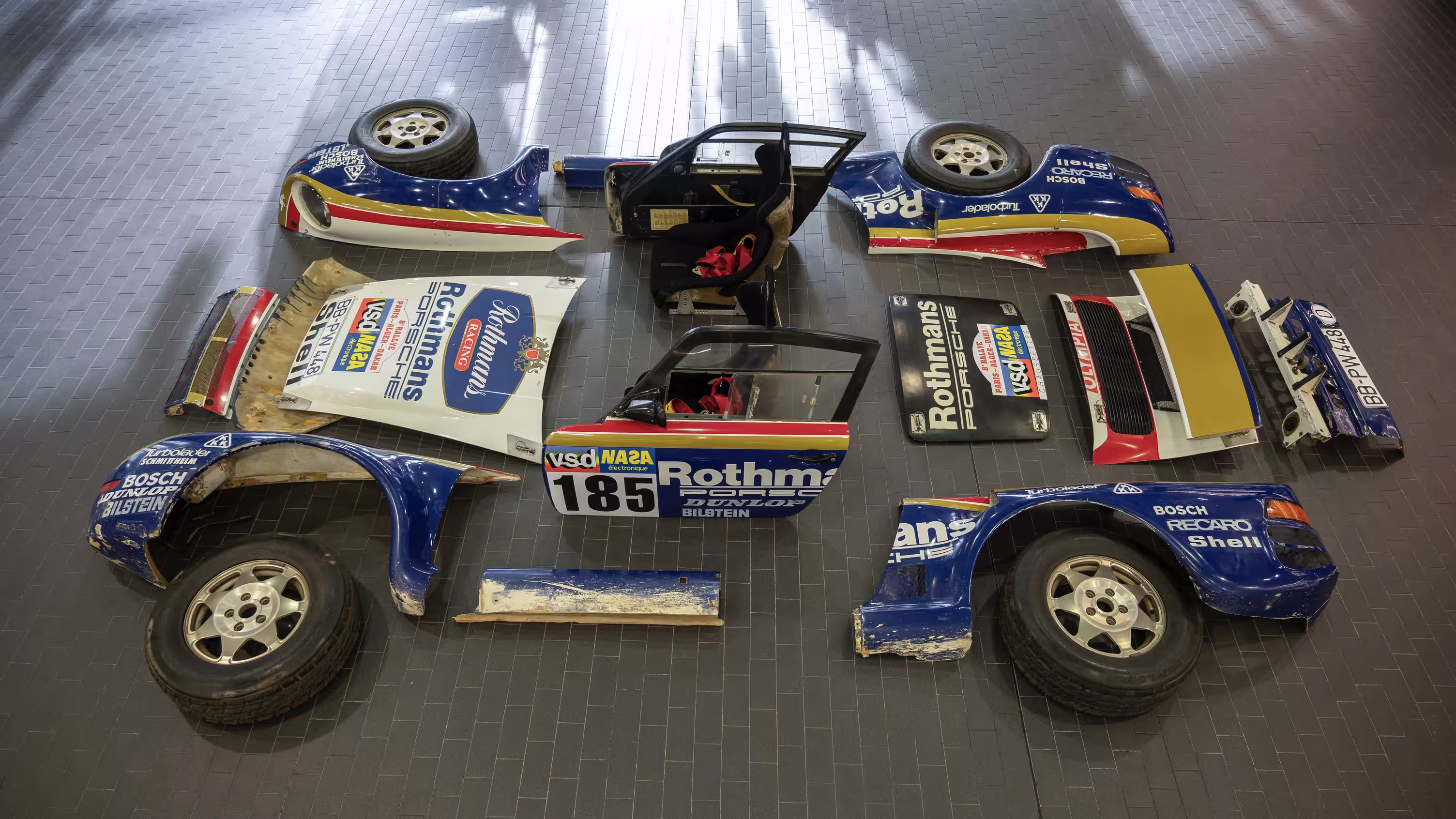 Painéis e rodas do Porsche 959 Paris-Dakar desmontados e organizados
