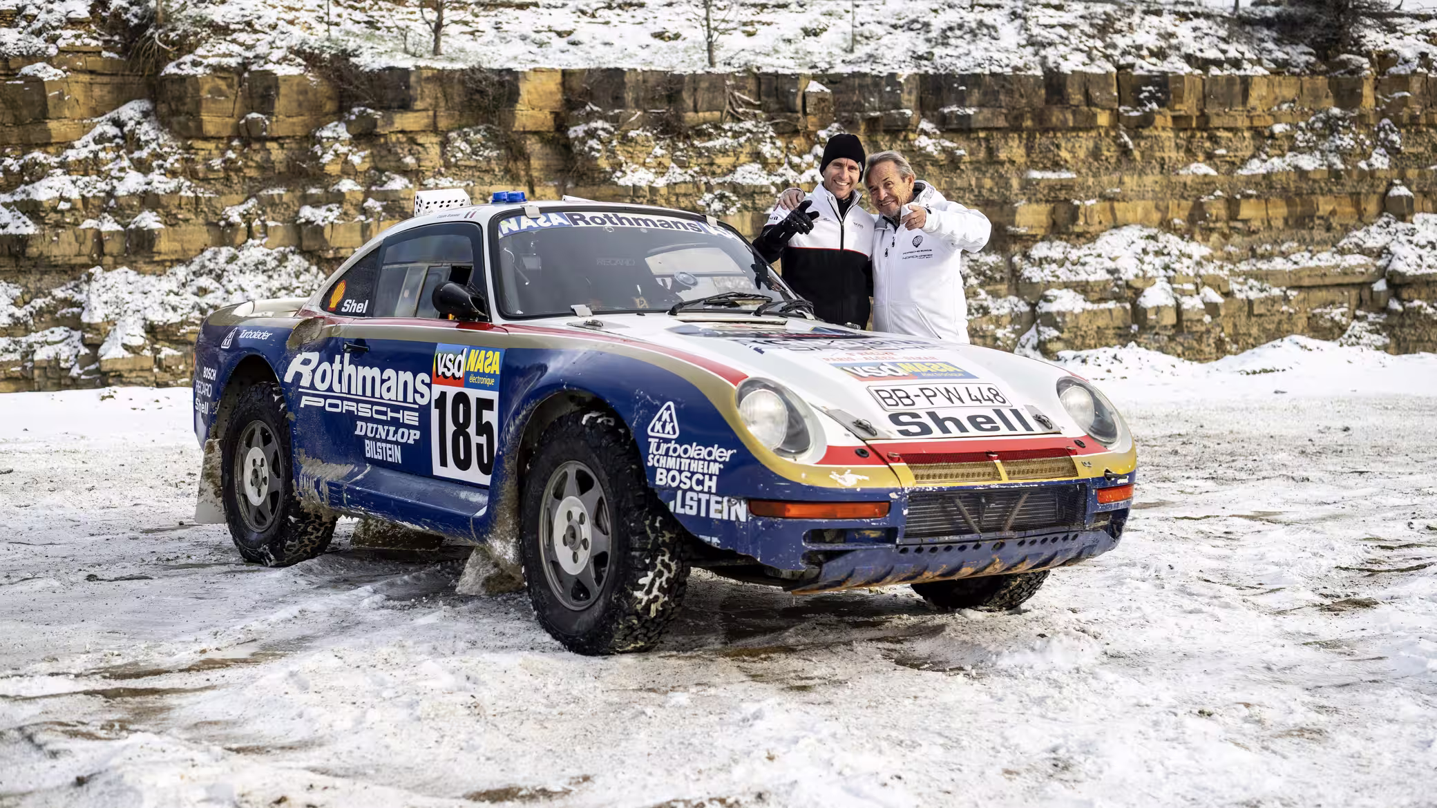 Timo Bernhard e Jacky Ickx ao lado do Porsche 959 Paris-Dakar