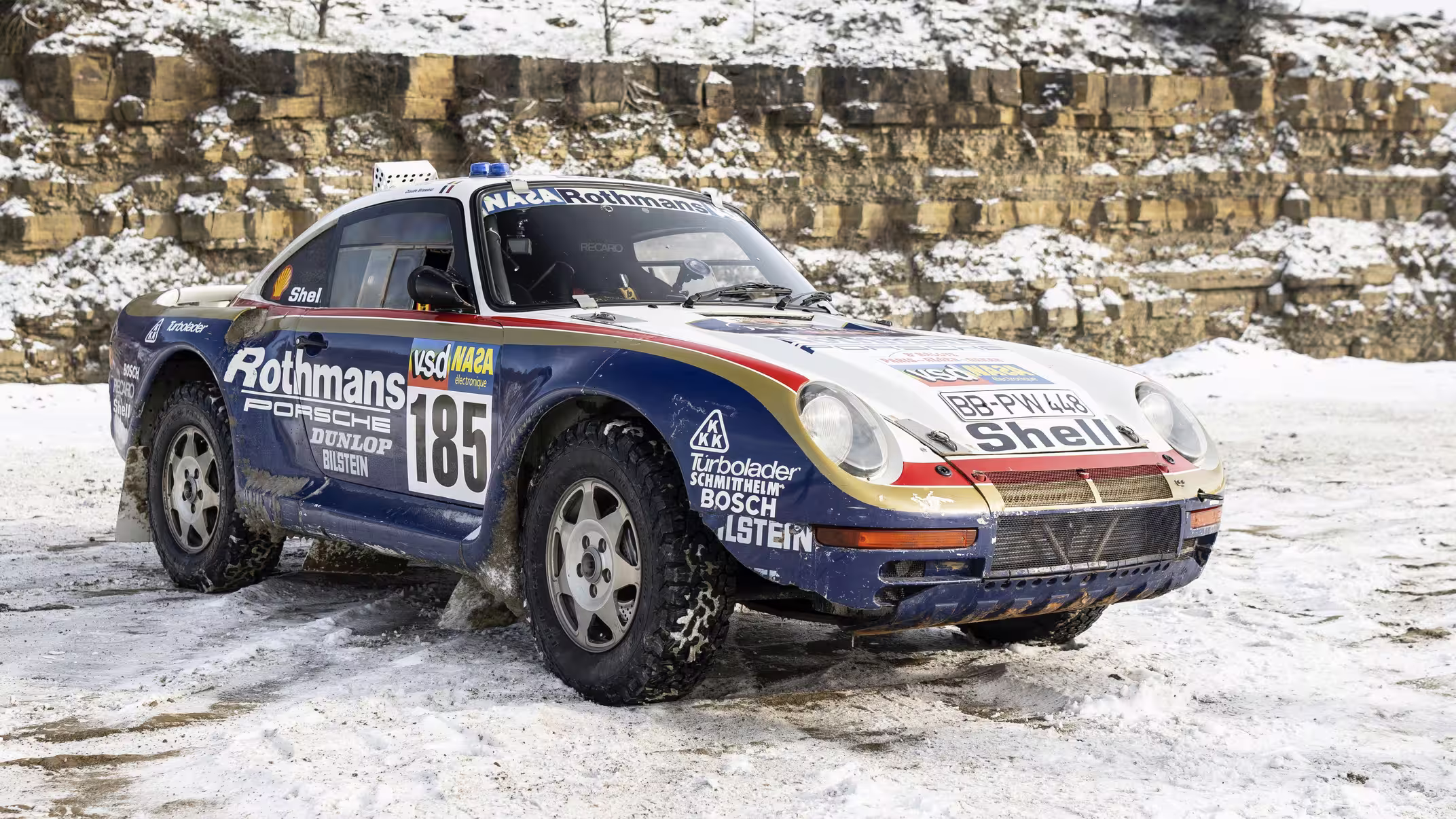 Porsche 959 Paris-Dakar número 185 parado em três quartos dianteiros