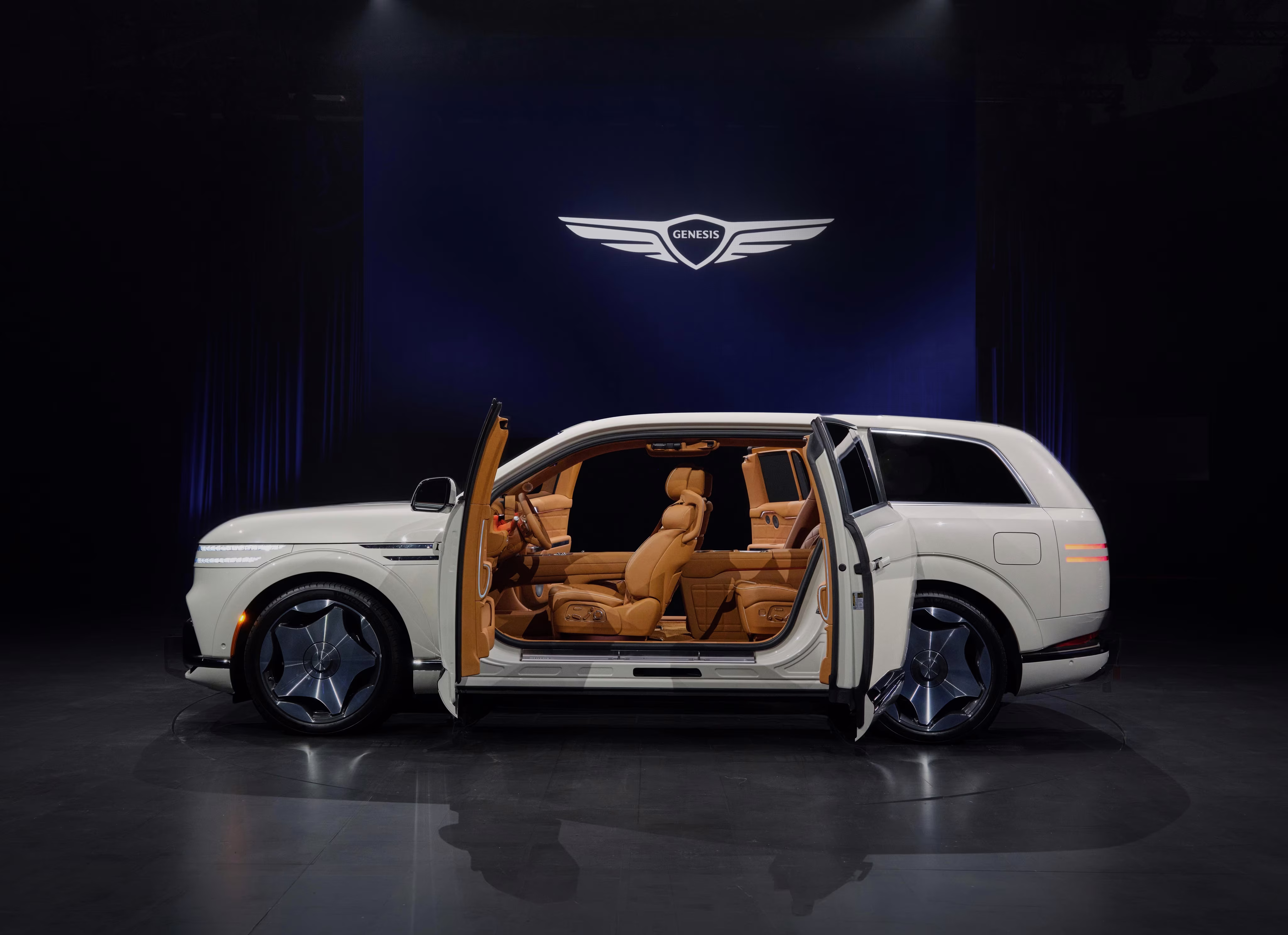 Genesis GV90 Neolun branco em perfil com portas coach abertas no palco