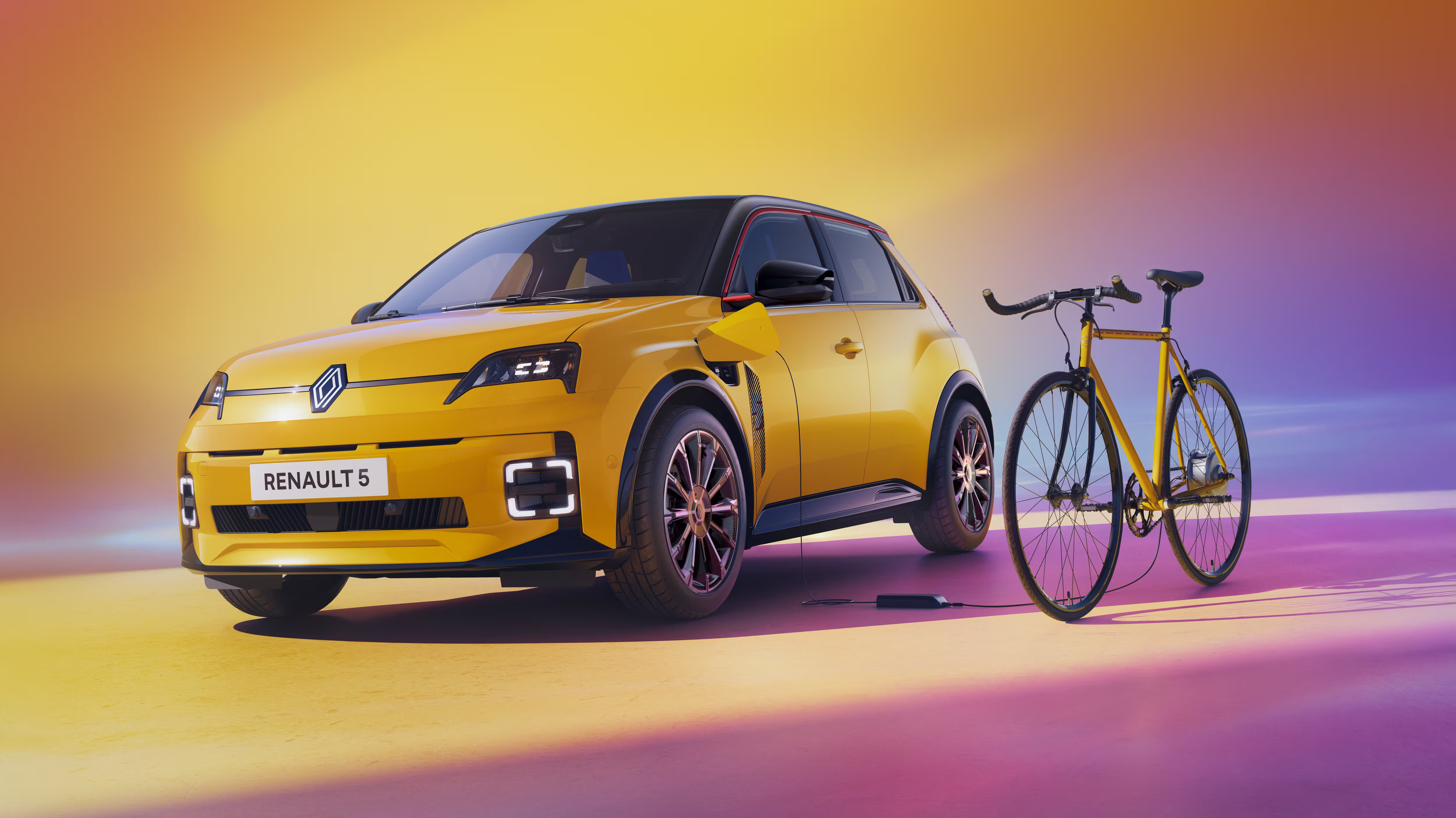 Renault 5 E-Tech electric amarelo ao lado de uma bicicleta