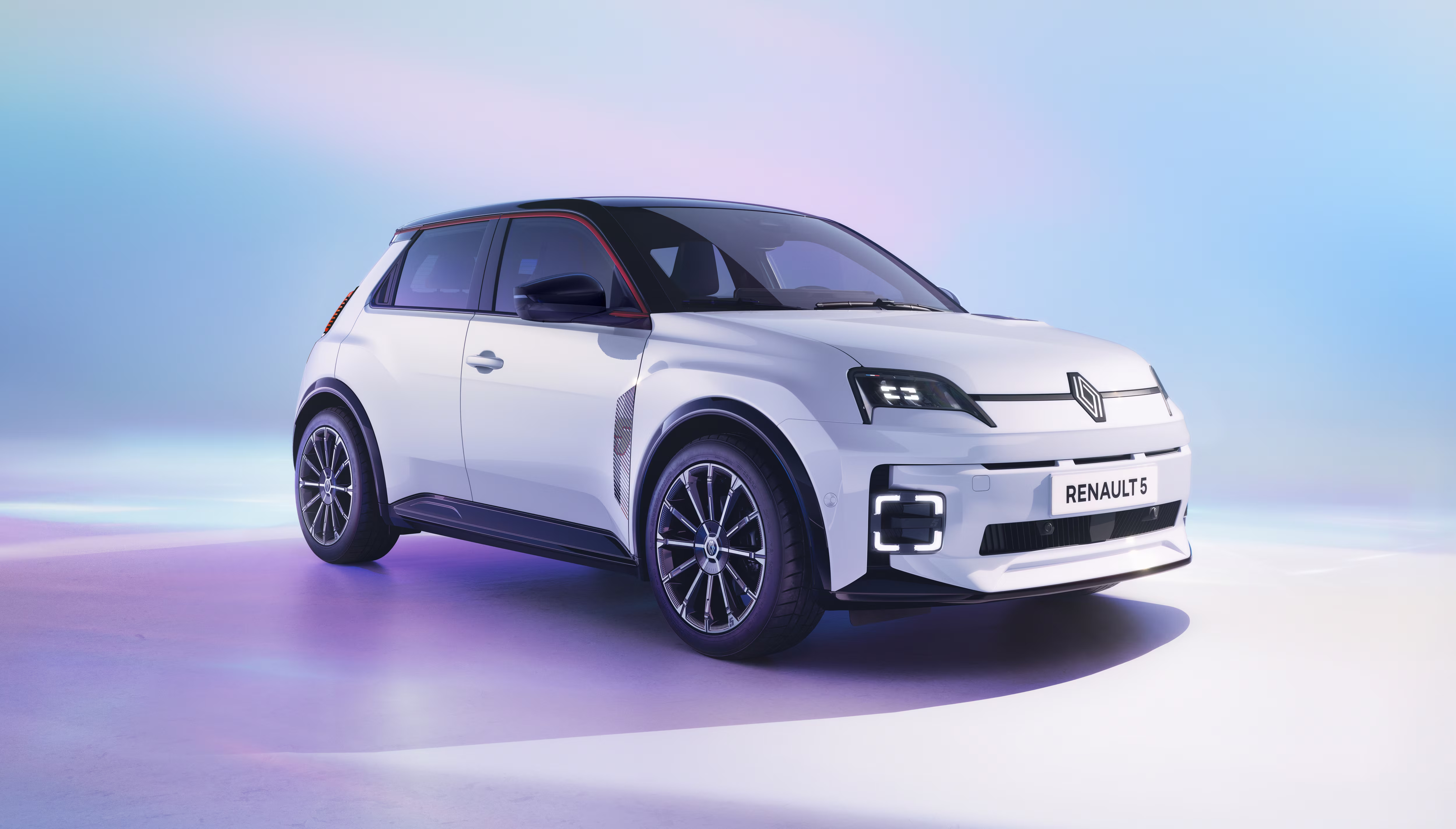 Renault 5 E-Tech electric branco em vista dianteira de três quartos