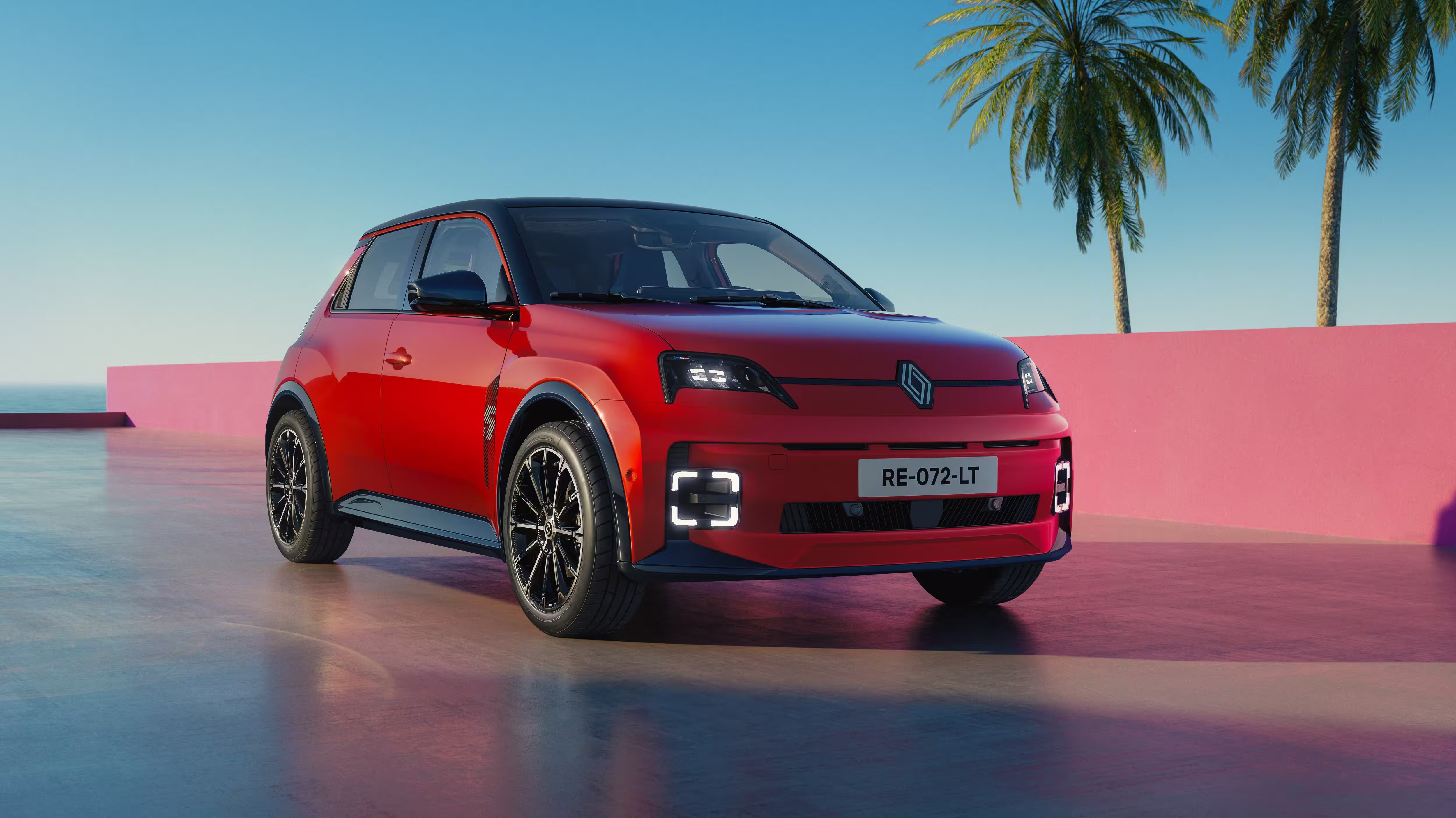 Renault 5 E-Tech electric vermelho em ambiente urbano