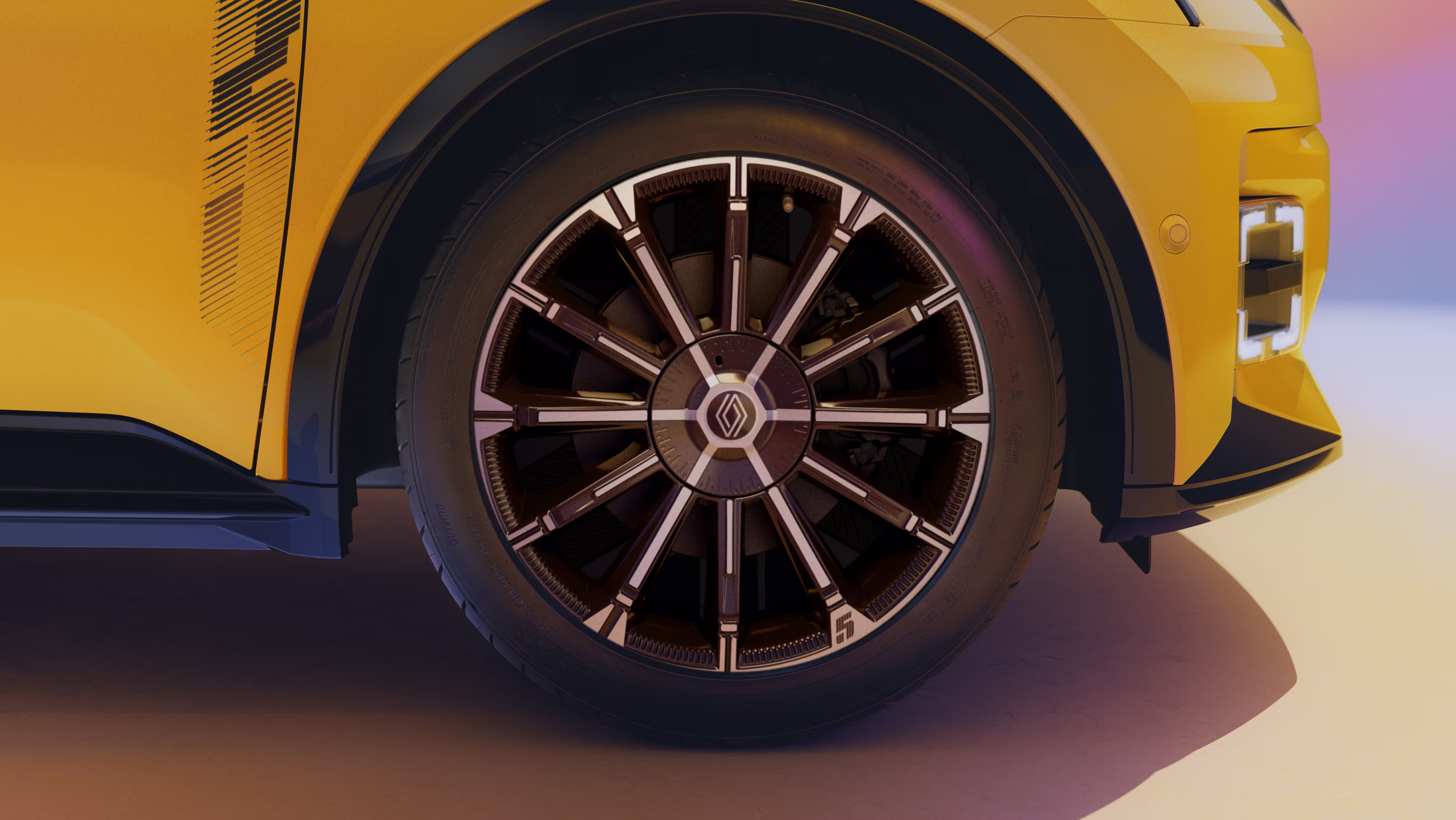 Detalhe da roda dourada de 18 polegadas do Renault 5 E-Tech electric