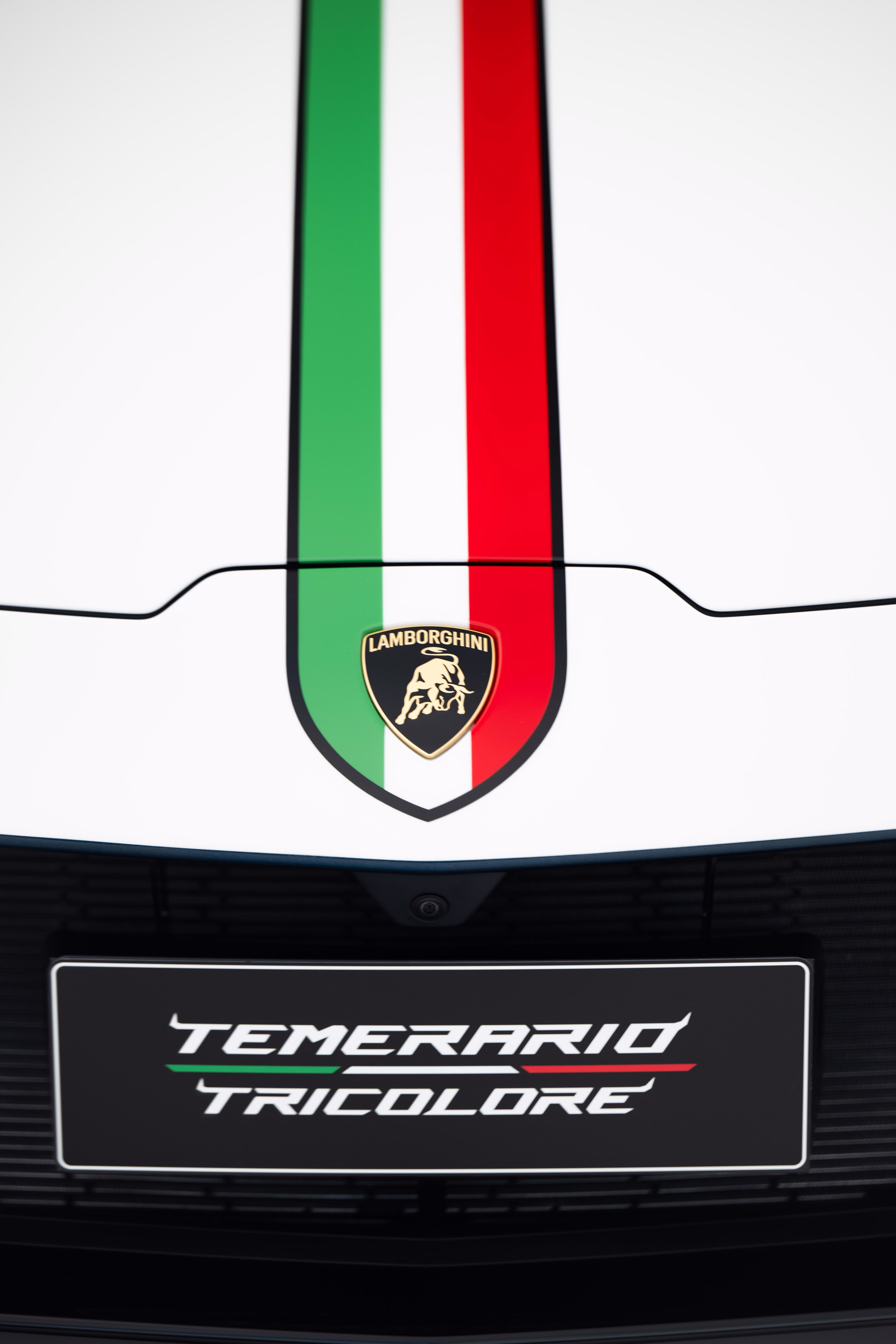 Faixa italiana, emblema Lamborghini e placa Temerario Tricolore em close vertical