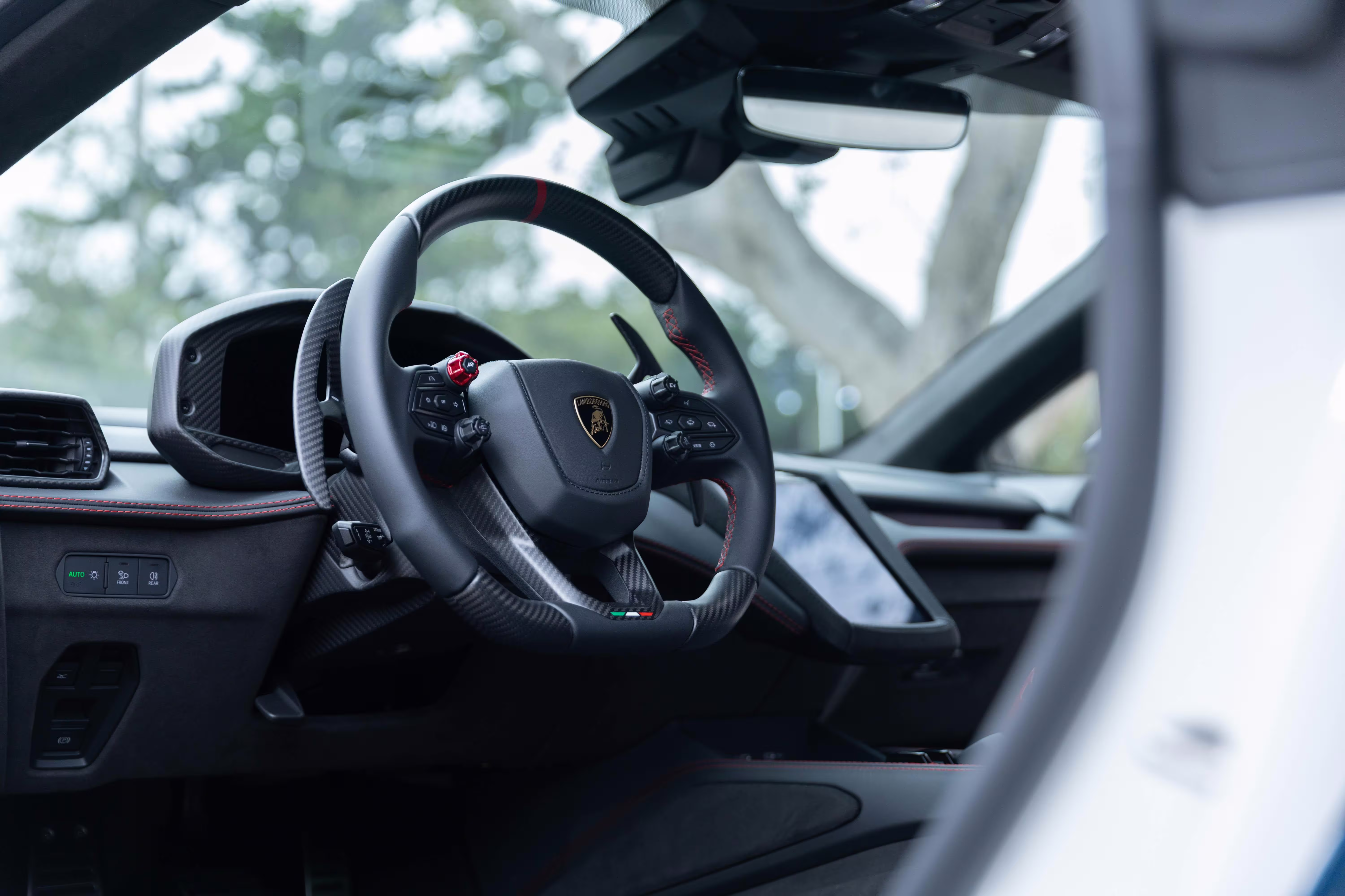 Cockpit do Lamborghini Temerario Tricolore com volante e telas digitais