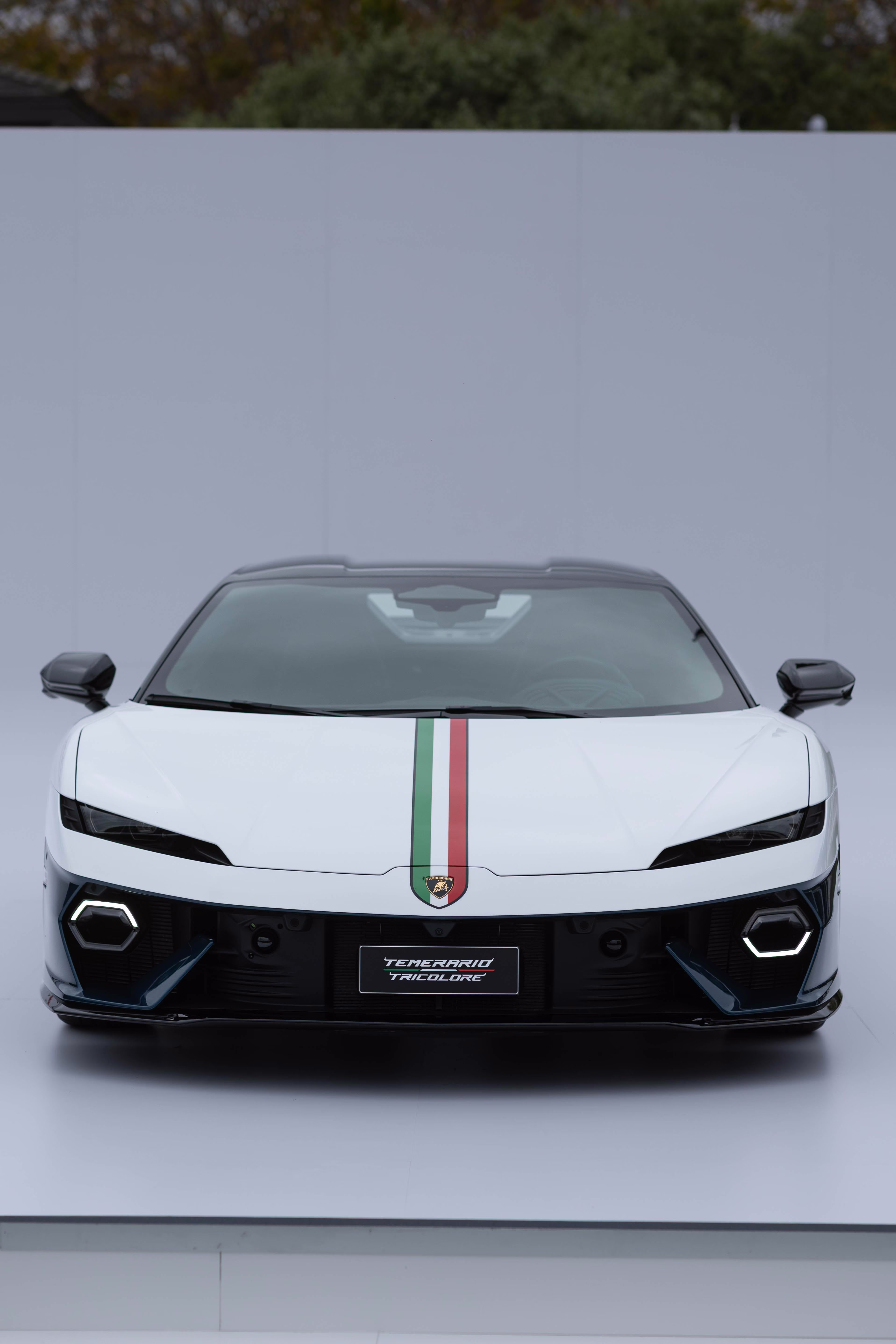 Lamborghini Temerario Tricolore visto de frente em fotografia vertical de apresentação