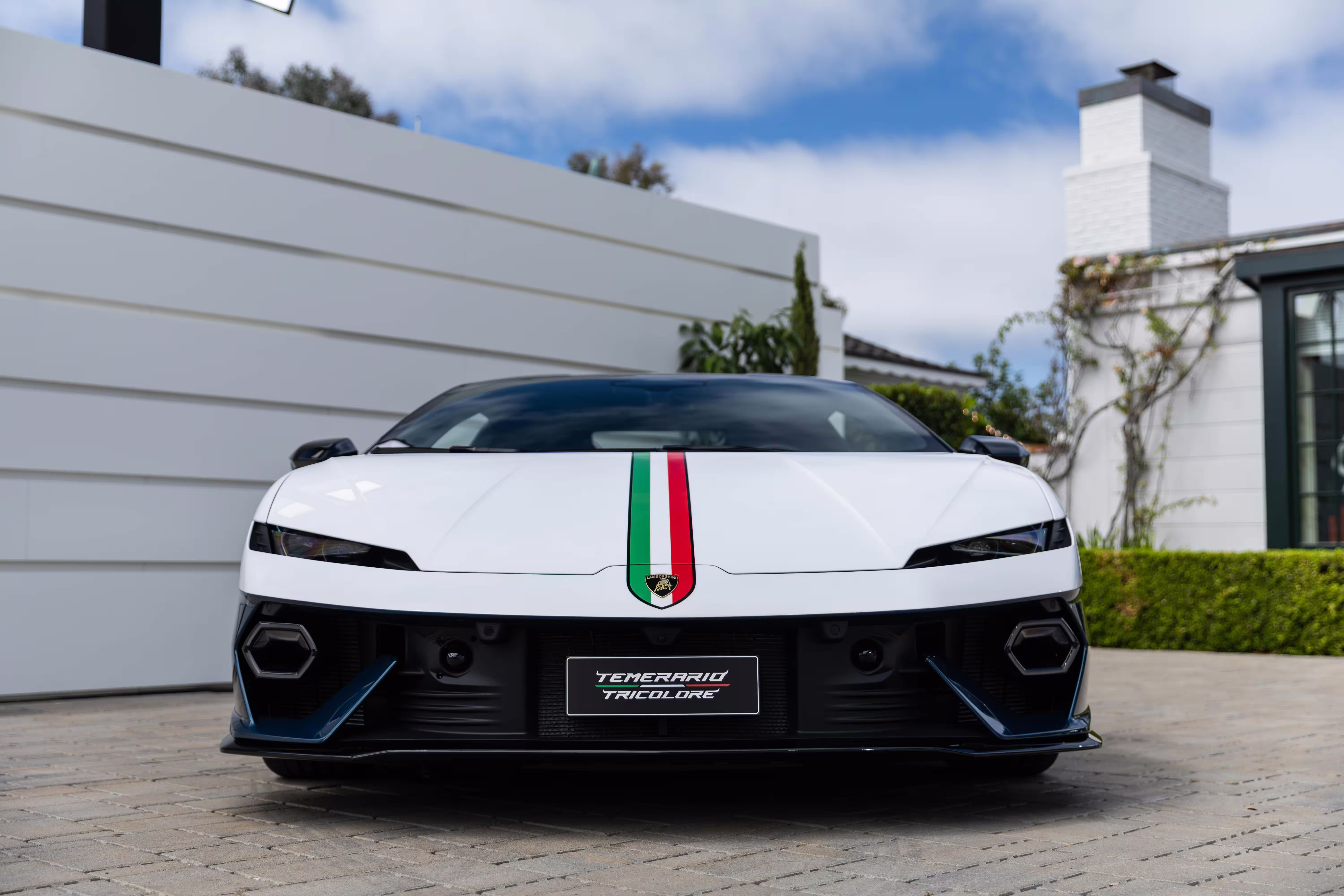 Lamborghini Temerario Tricolore fotografado de frente no pátio