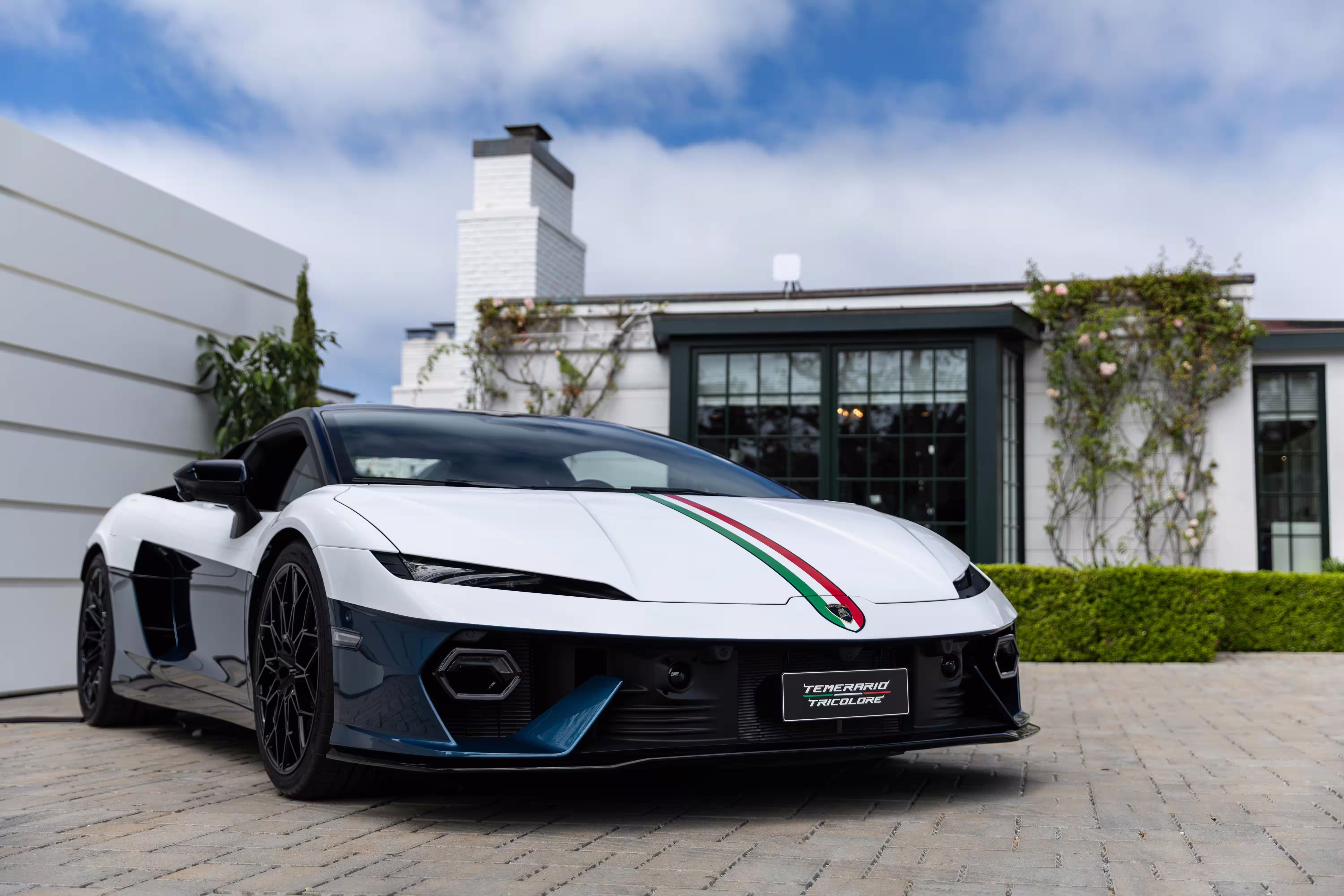 Vista baixa em três quartos dianteiros do Lamborghini Temerario Tricolore