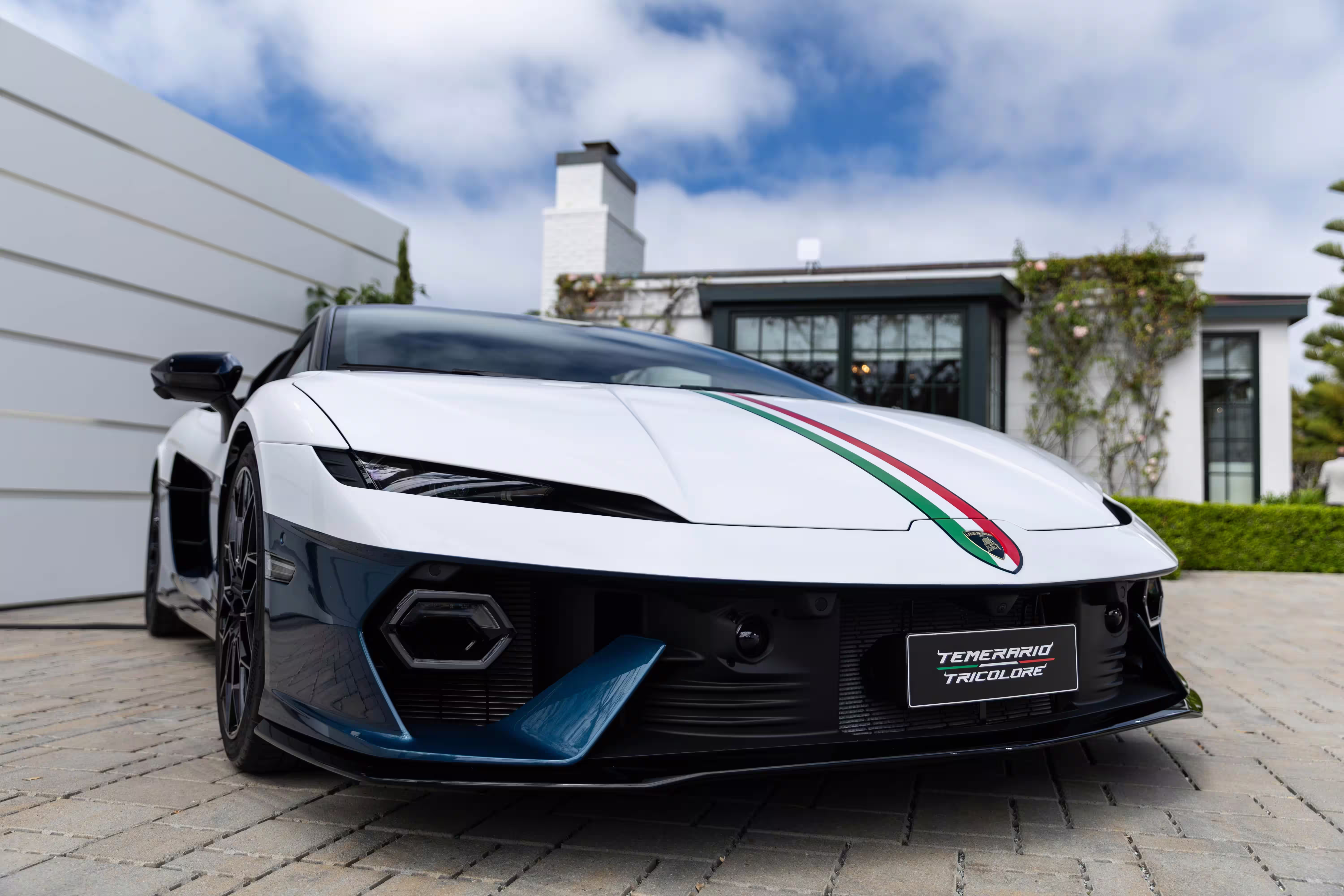 Lamborghini Temerario Tricolore visto de perto em três quartos dianteiros