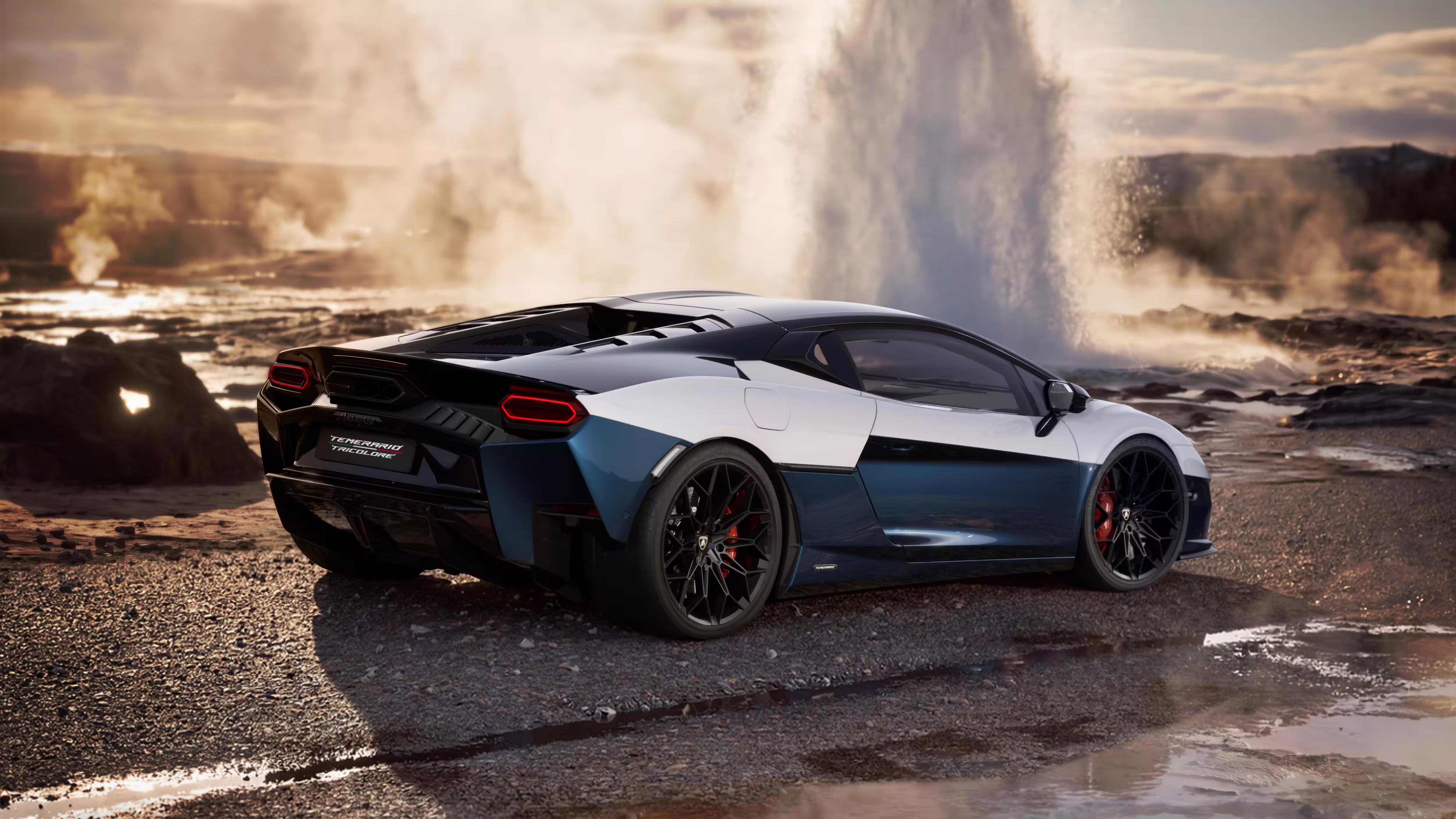 Lamborghini Temerario Tricolore visto pela traseira em três quartos no material de divulgação