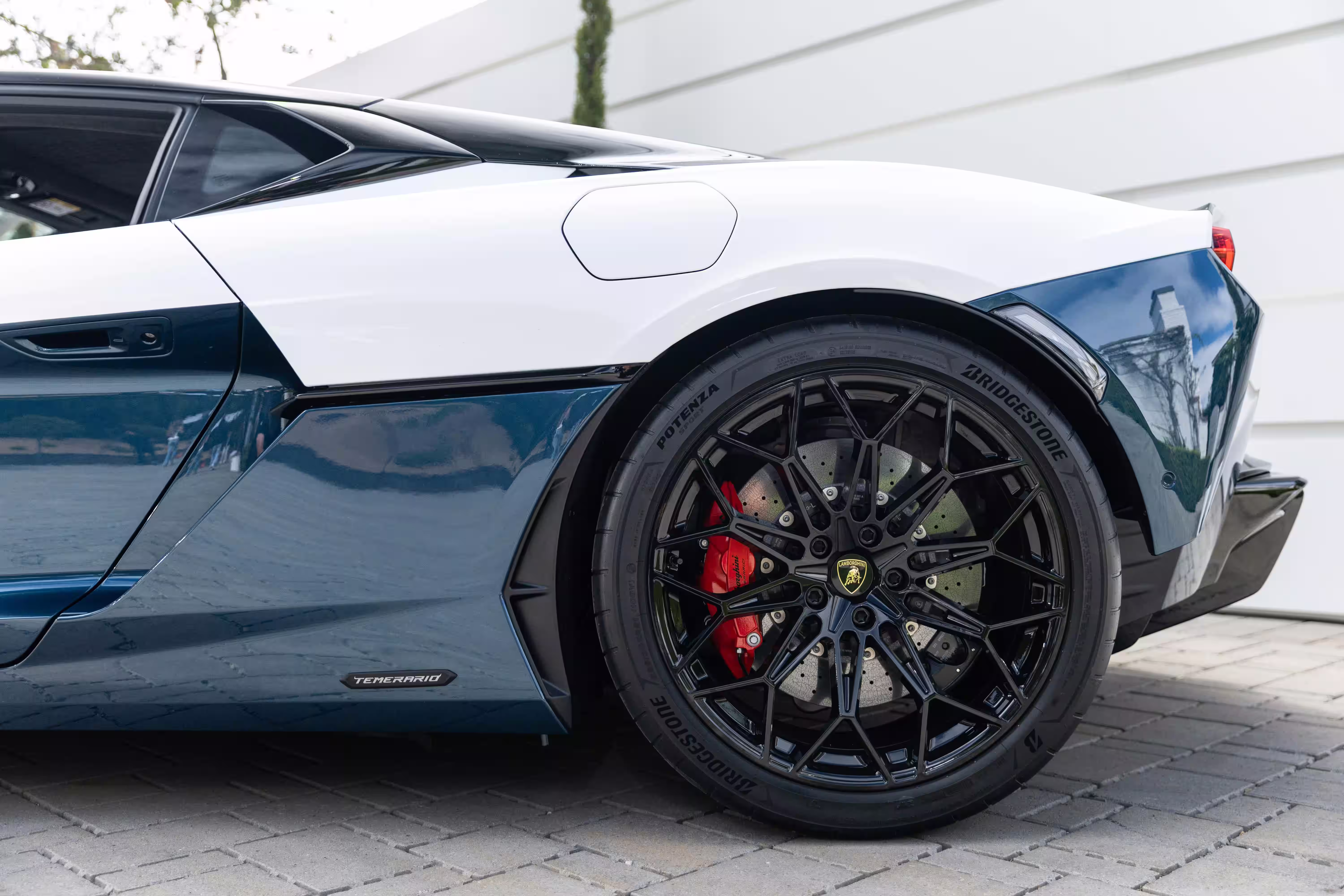 Roda traseira Velador e pinça vermelha do Lamborghini Temerario Tricolore