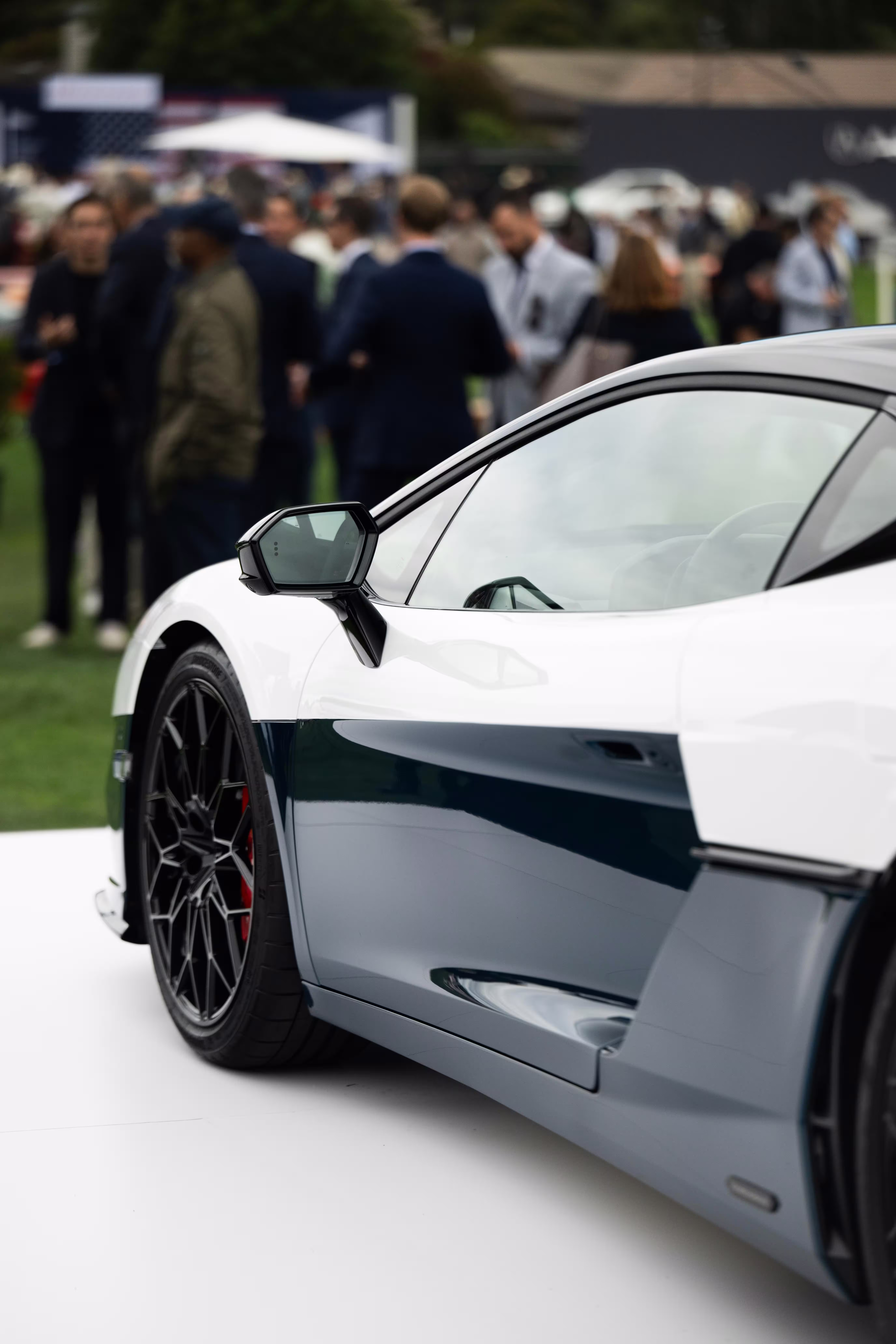Detalhe vertical da lateral do Lamborghini Temerario Tricolore em evento