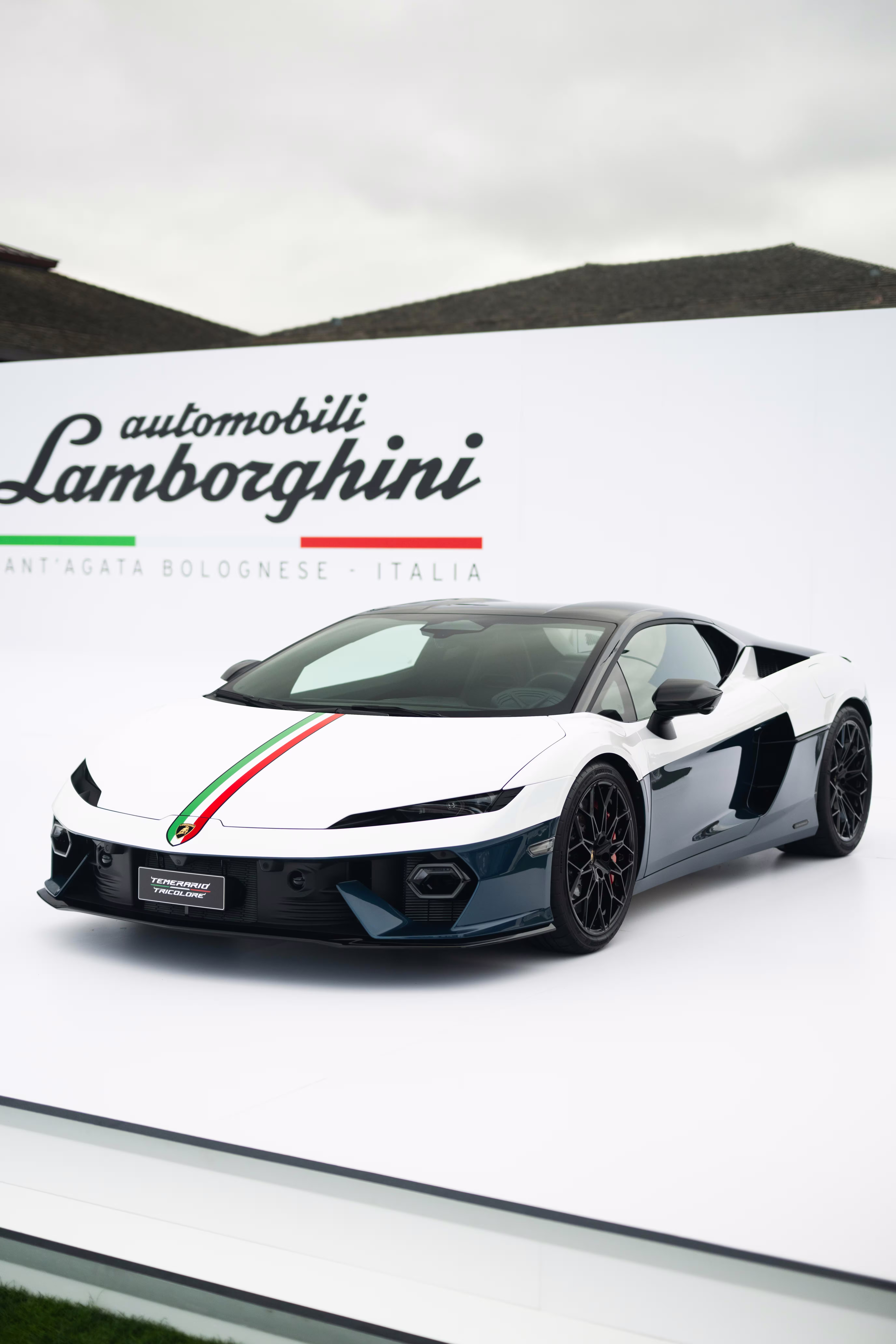 Lamborghini Temerario Tricolore em vista vertical sobre palco branco
