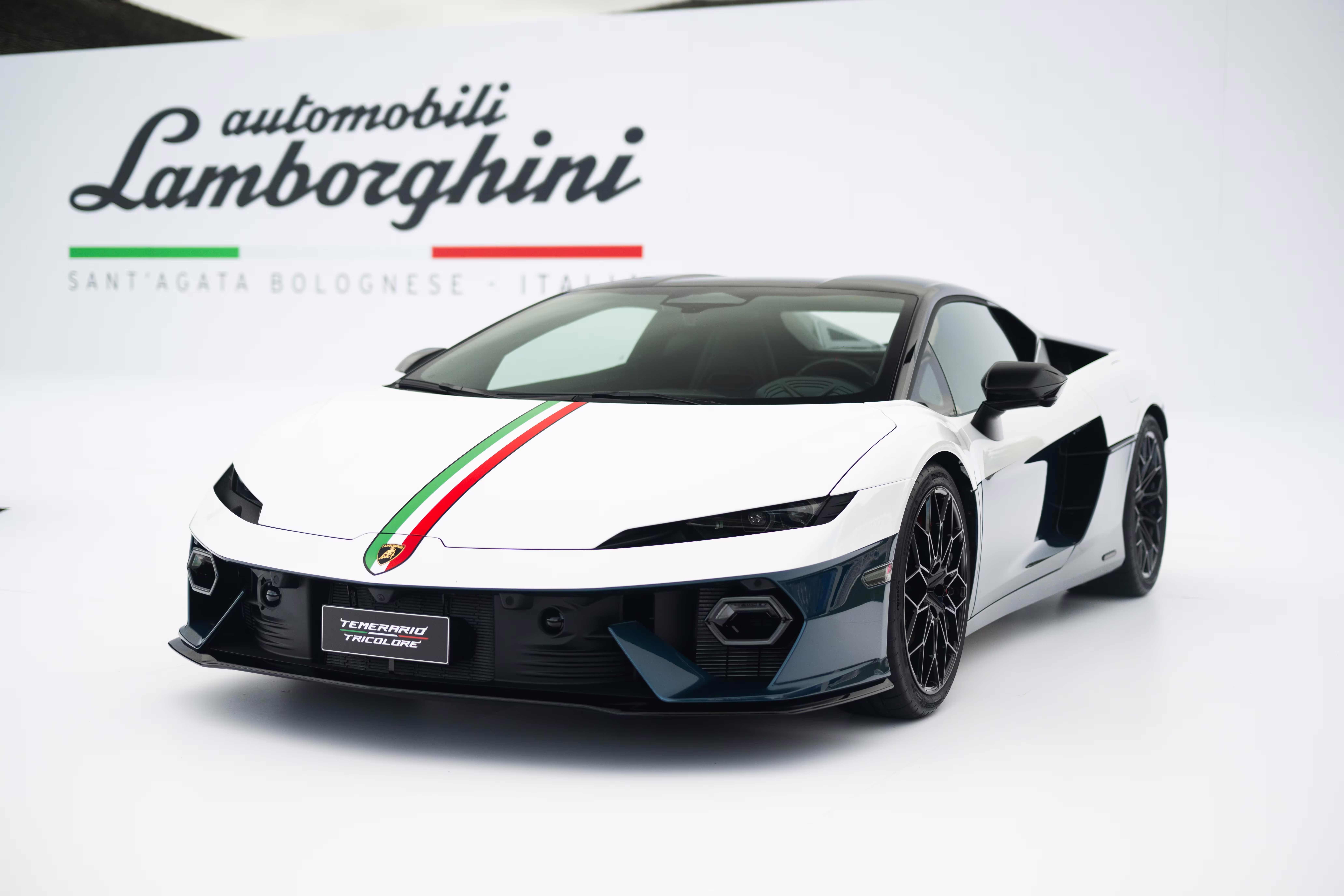 Lamborghini Temerario Tricolore em três quartos dianteiros no display oficial