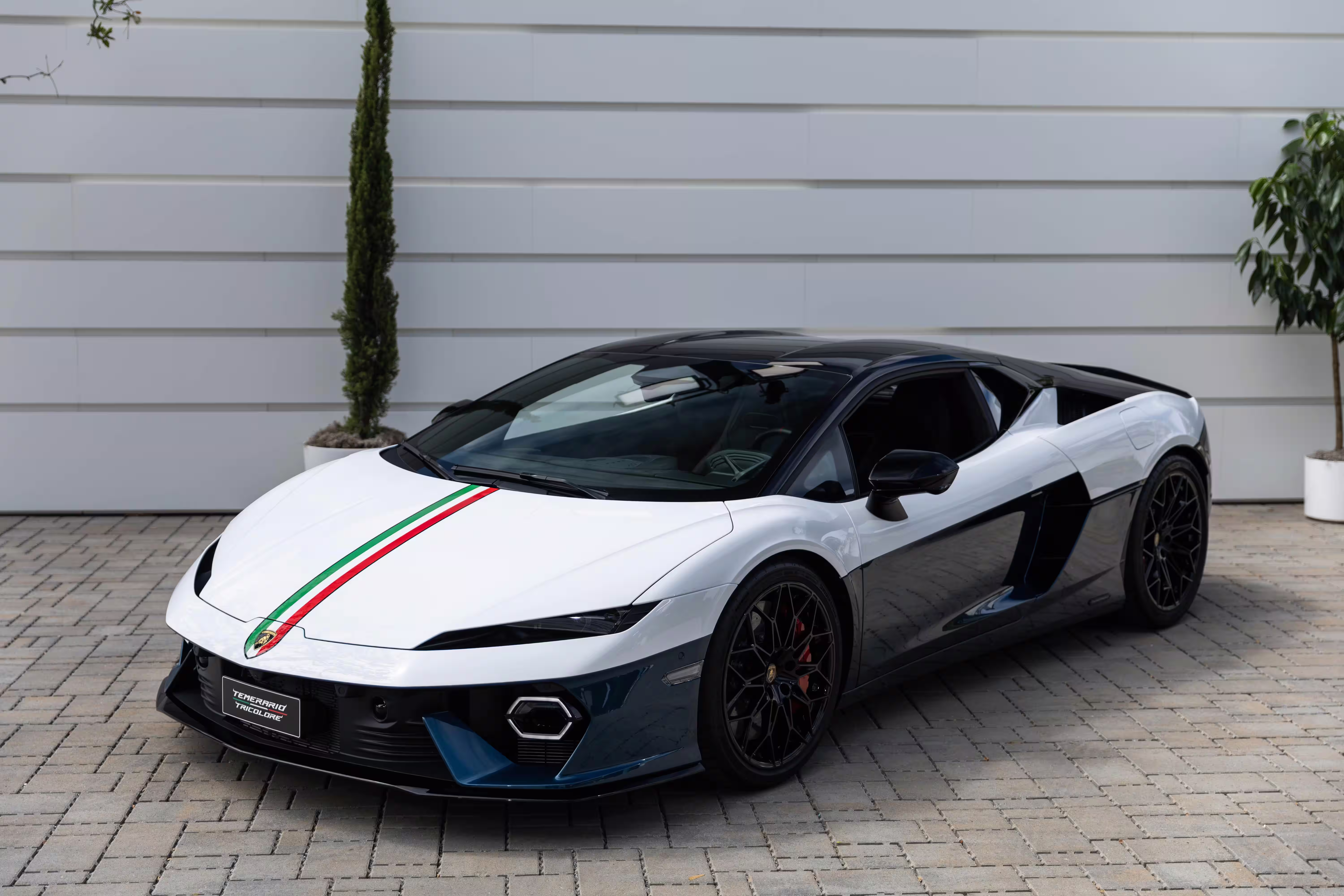 Lamborghini Temerario Tricolore em três quartos dianteiros num pátio