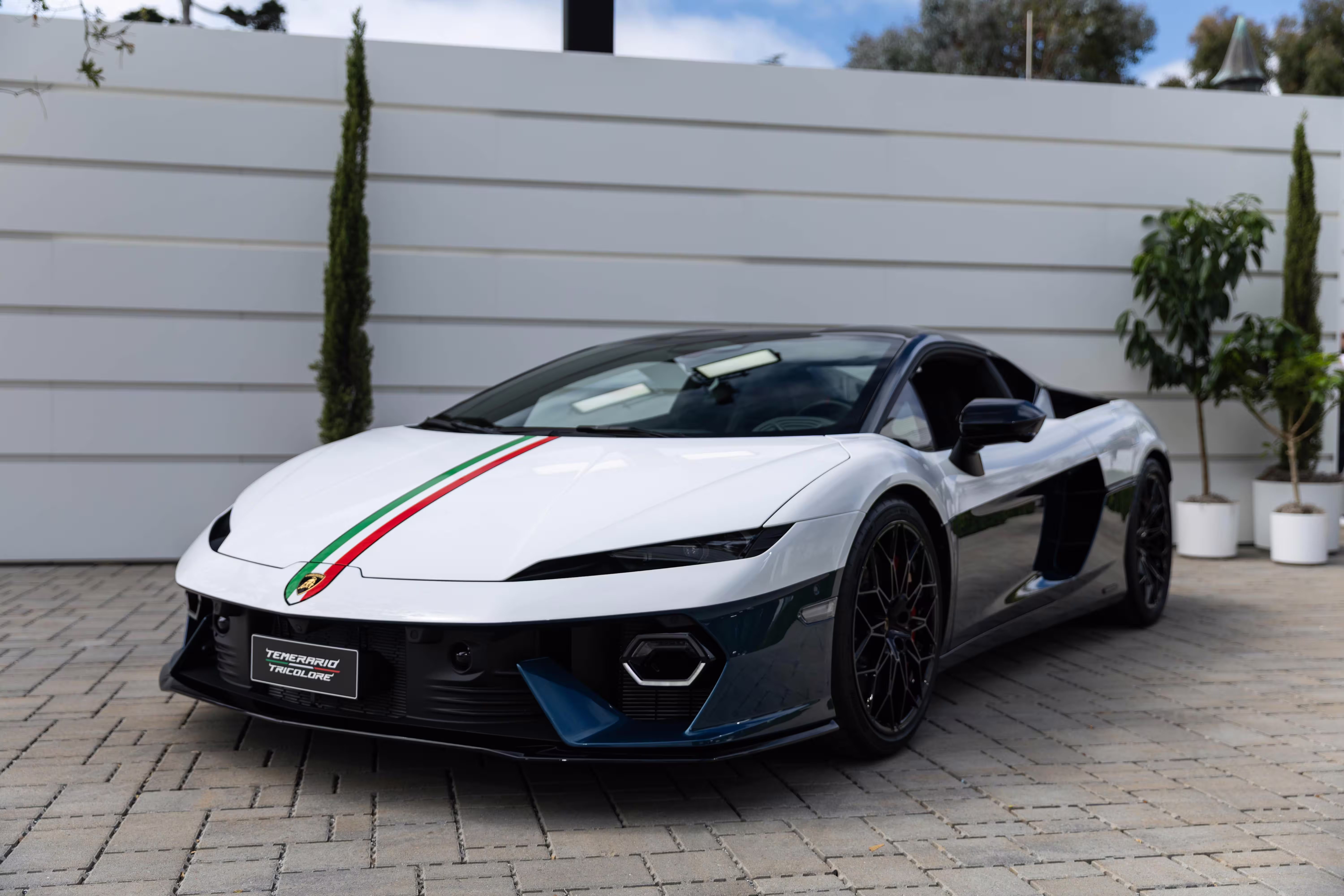Lamborghini Temerario Tricolore em outra vista dianteira lateral no pátio
