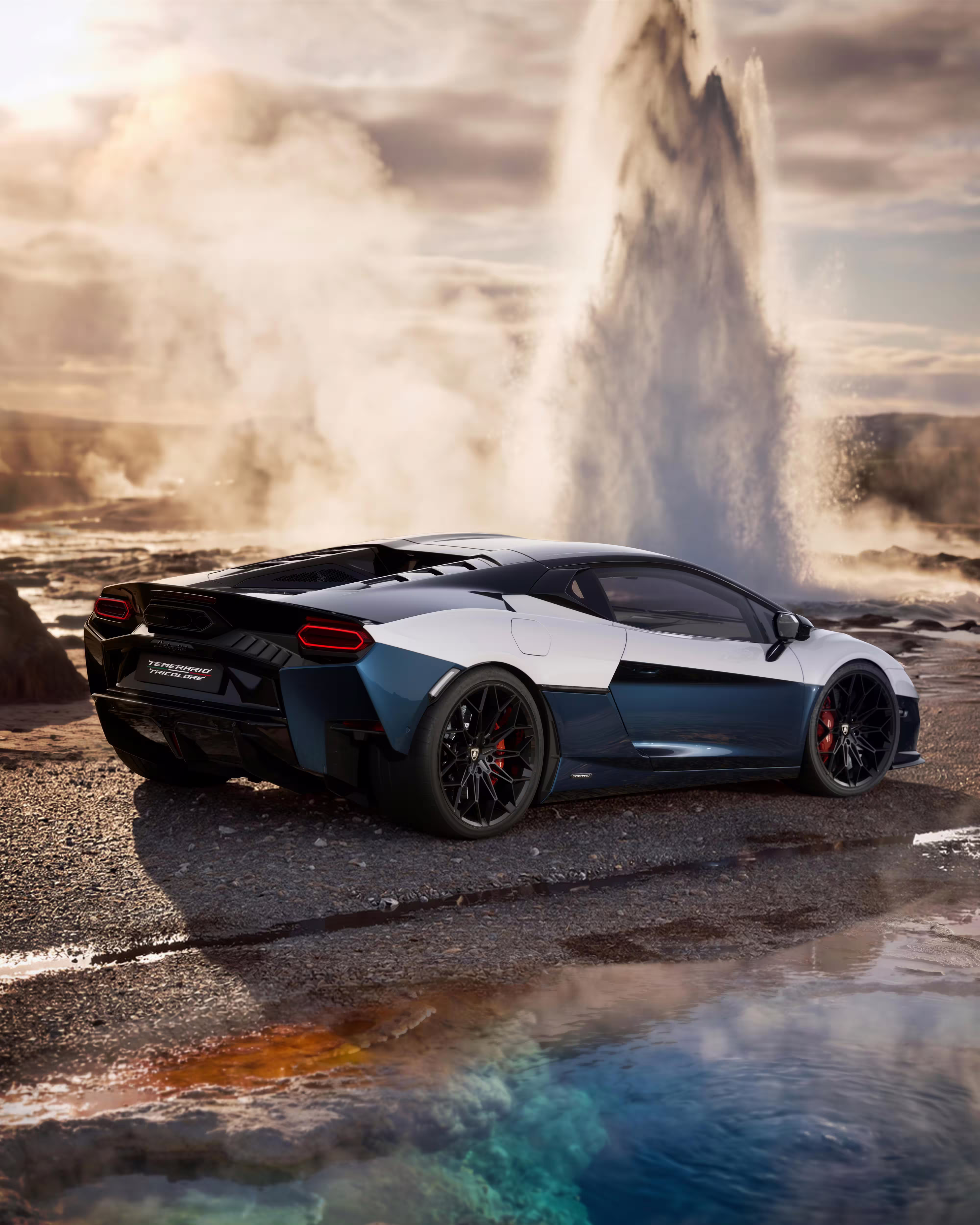 Lamborghini Temerario Tricolore visto de trás em três quartos diante de gêiser