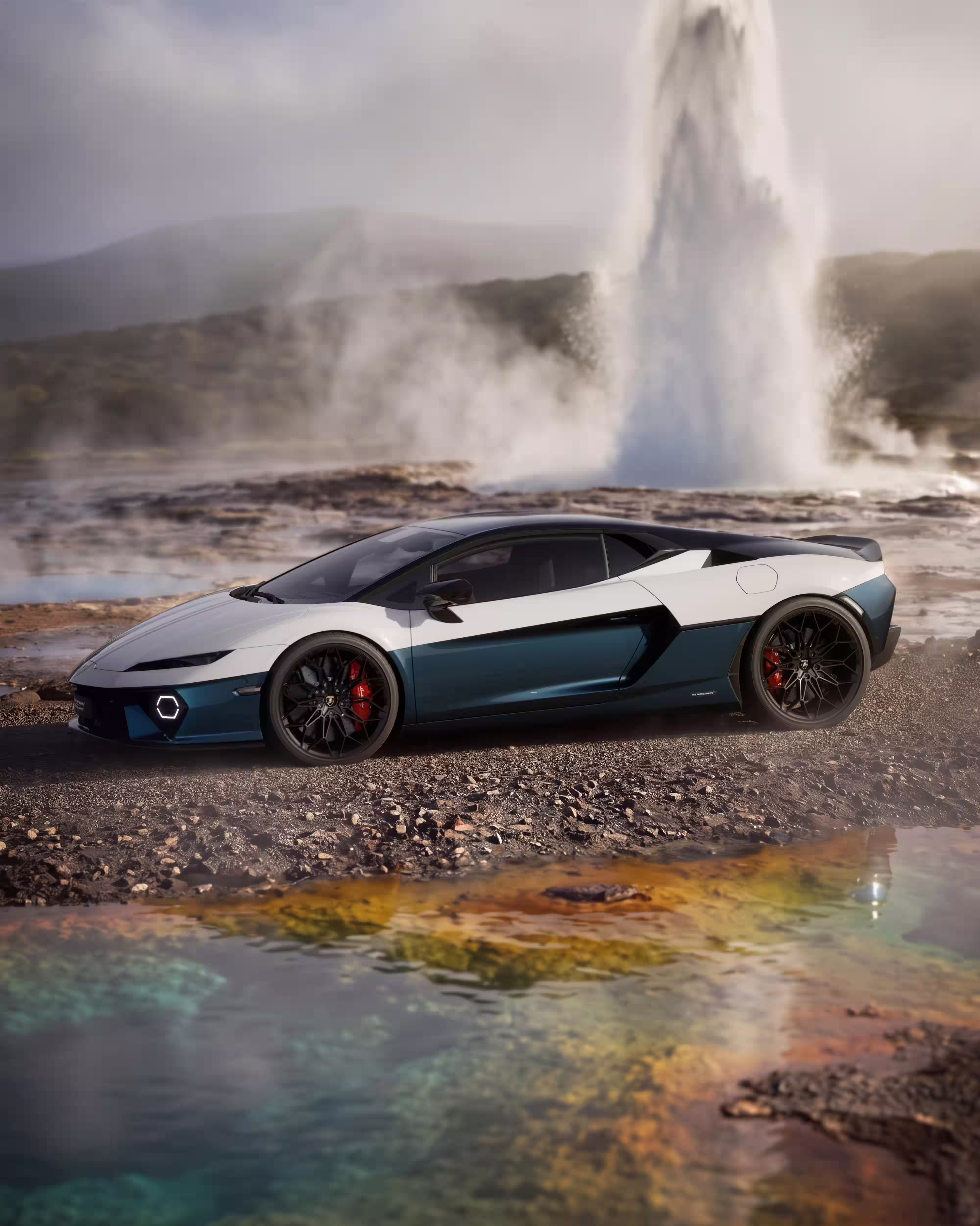 Lamborghini Temerario Tricolore visto de perfil em cenário geotérmico no material oficial