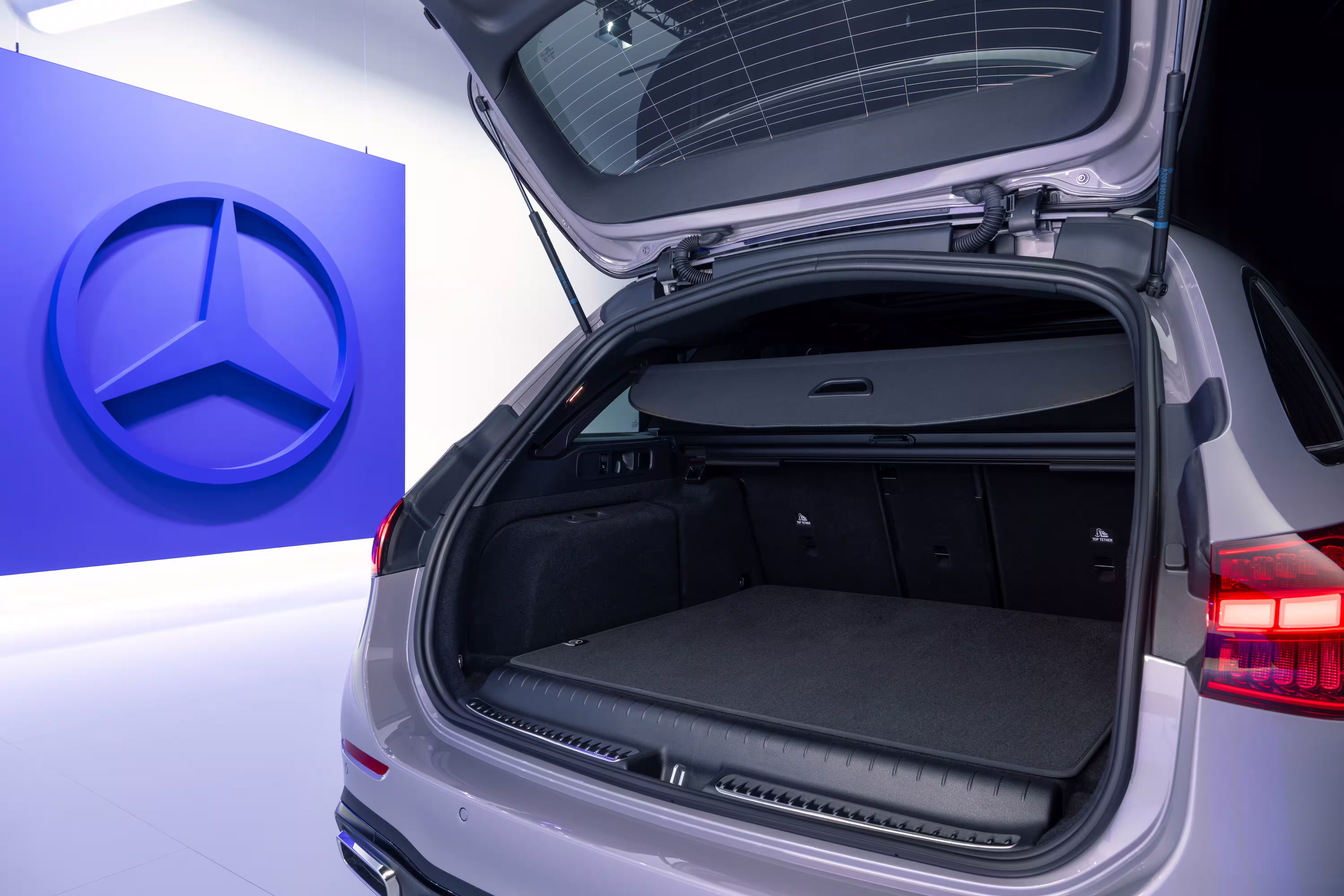 Porta-malas aberto da Mercedes Classe C Estate renovada