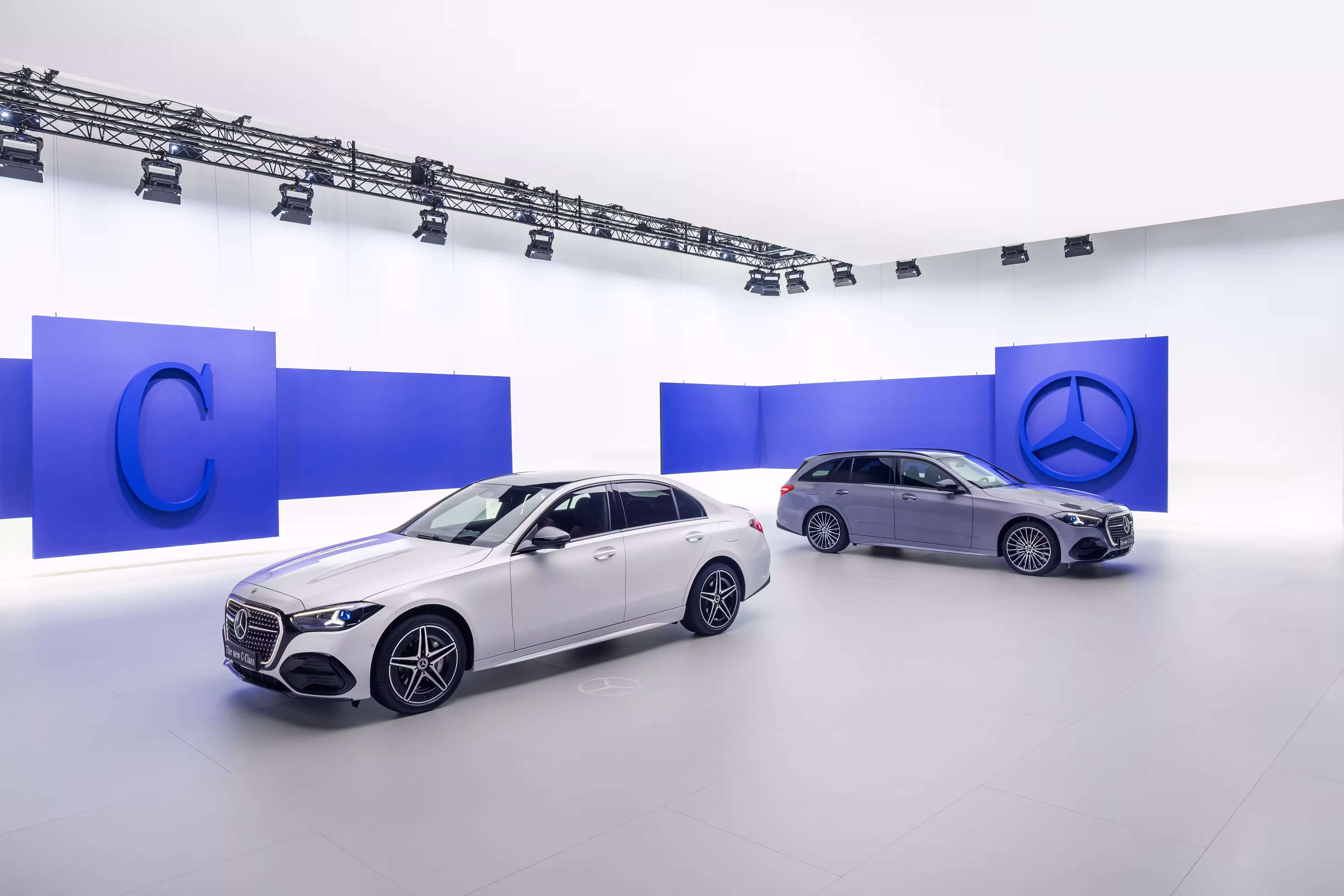 Mercedes Classe C sedã e perua Estate renovados lado a lado