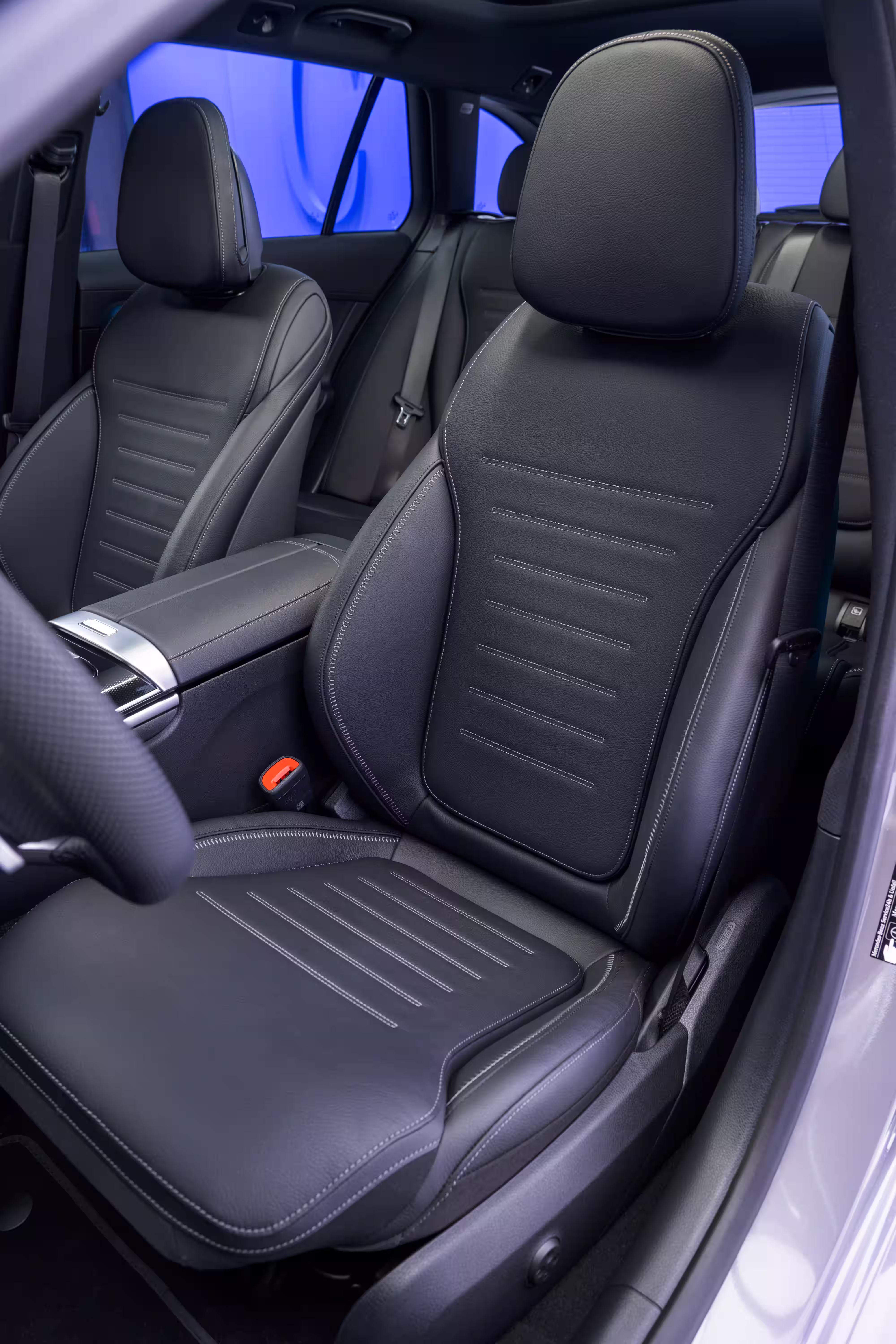 Bancos dianteiros e console central do Mercedes Classe C renovado