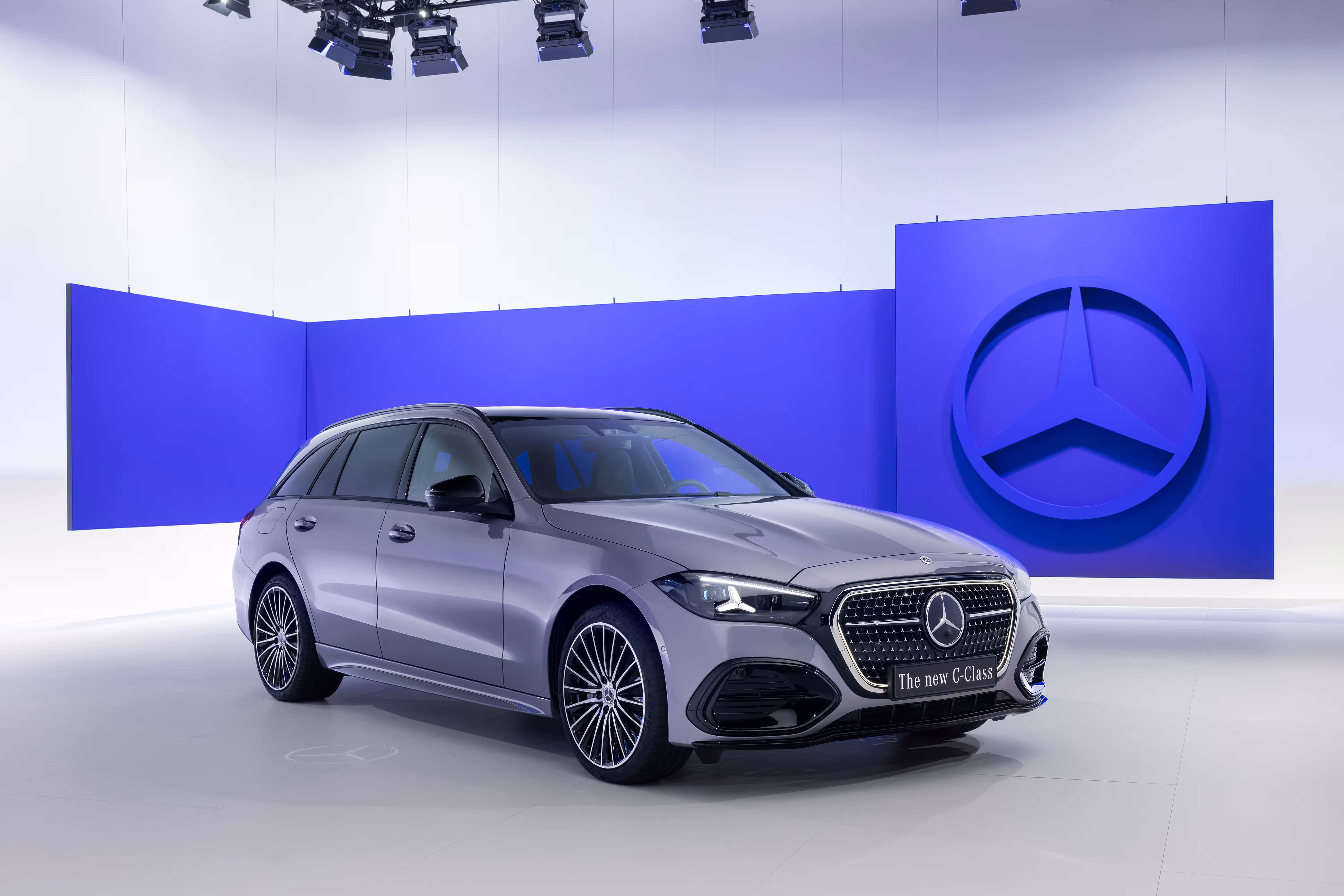 Mercedes Classe C Estate renovada em vista dianteira de três quartos