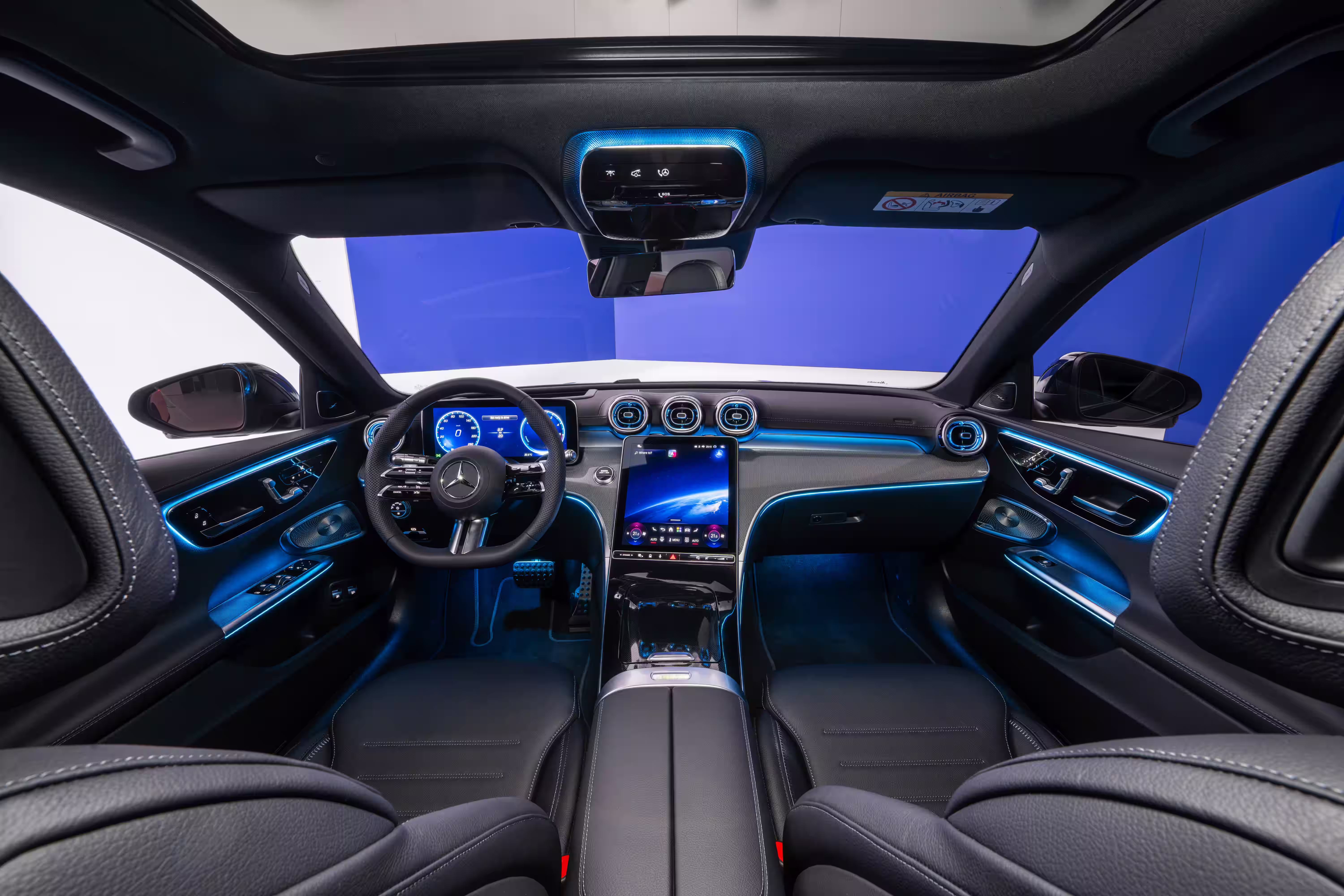 Cabine da Mercedes Classe C Estate vista por trás dos bancos dianteiros
