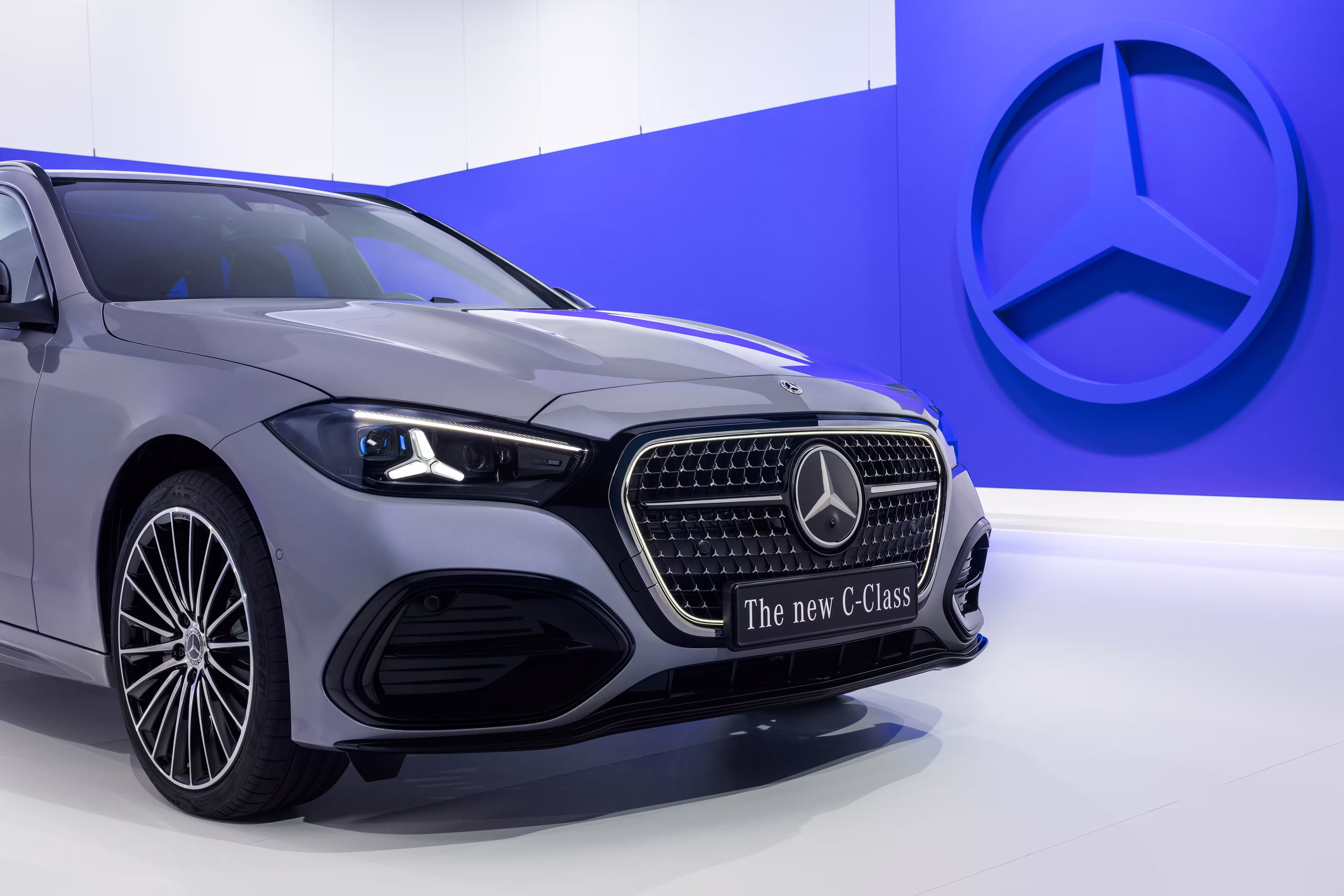 Dianteira da Mercedes Classe C Estate cinza em detalhe