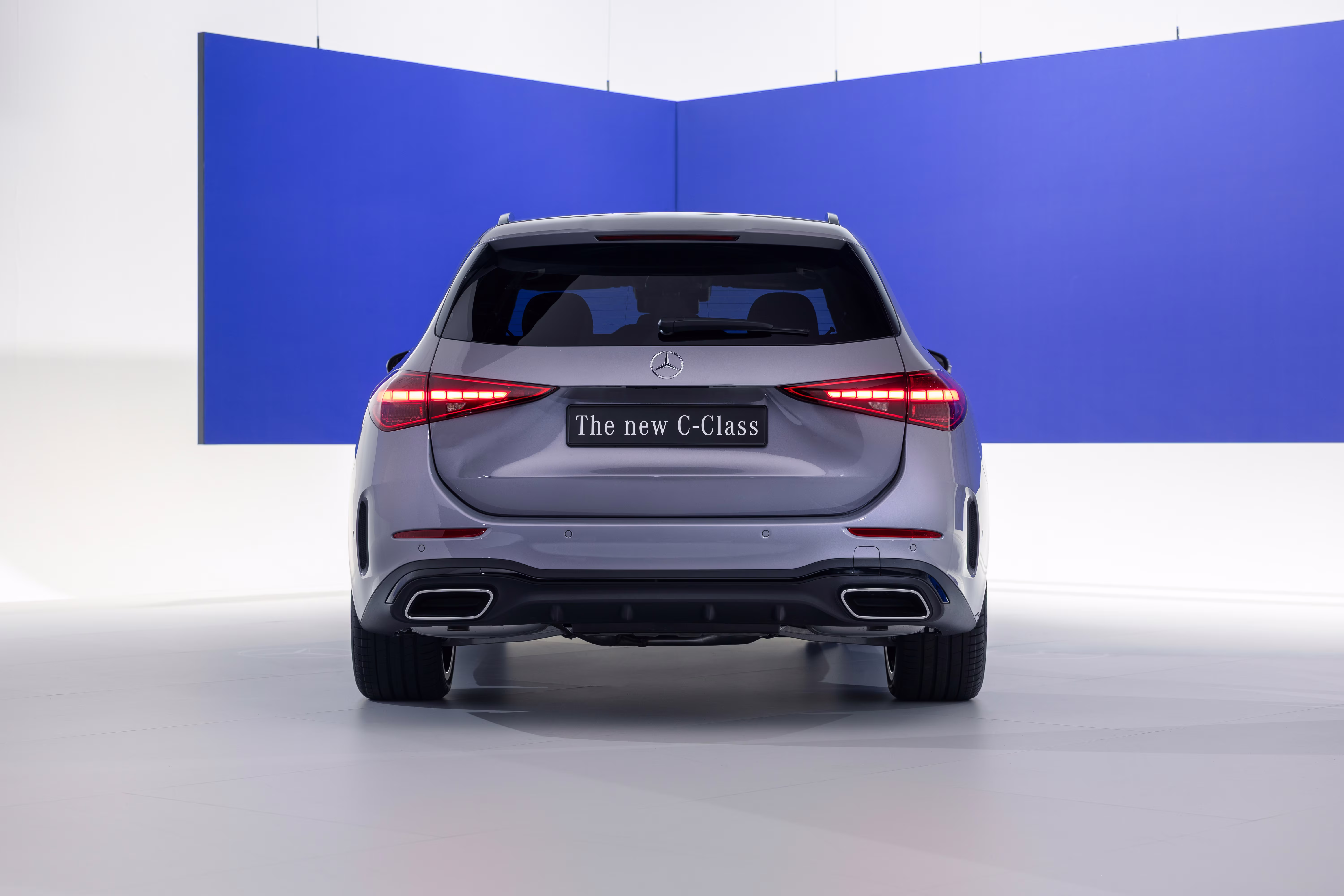 Traseira direta da Mercedes Classe C Estate cinza