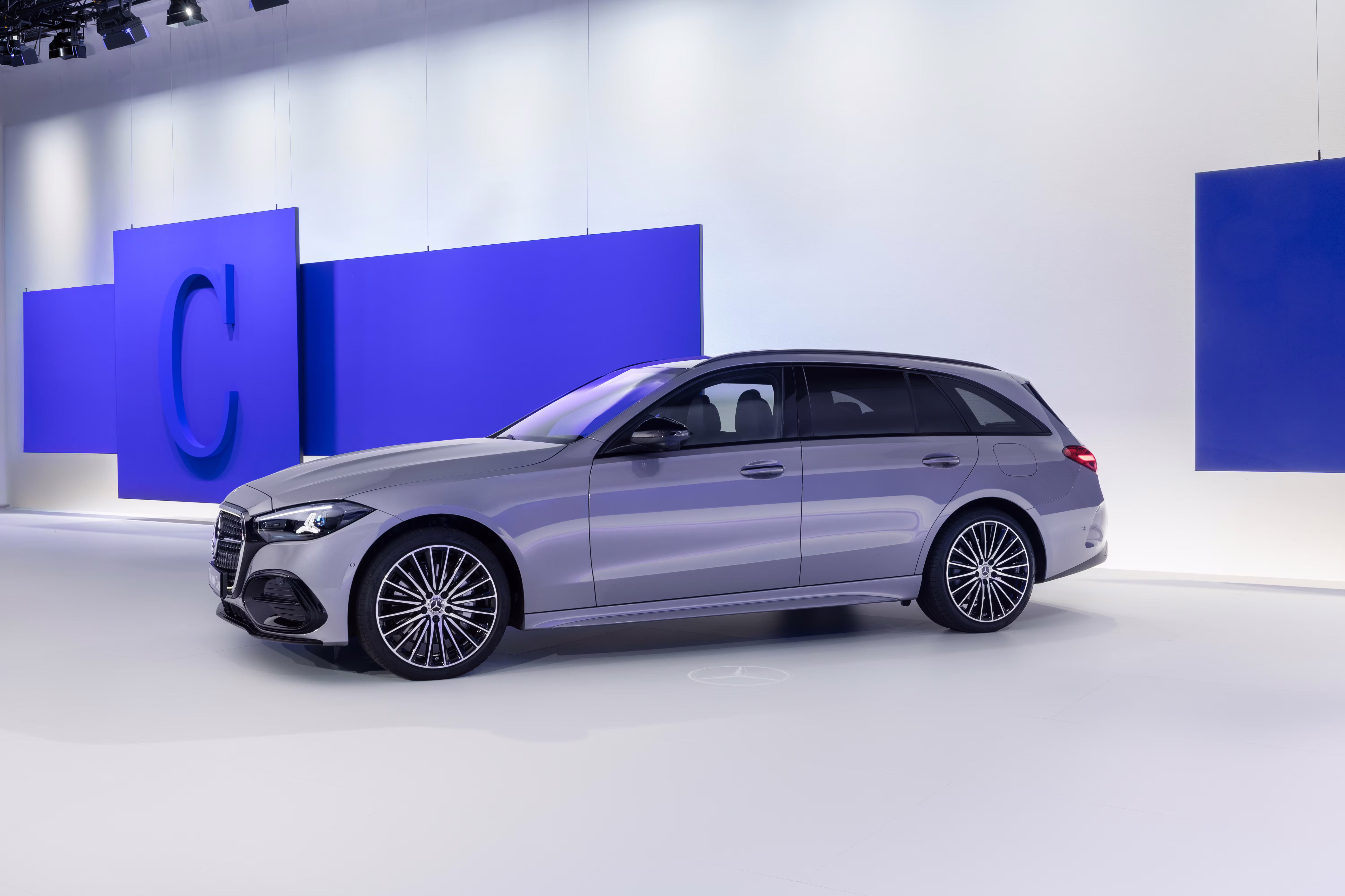 Perfil lateral da Mercedes Classe C Estate cinza