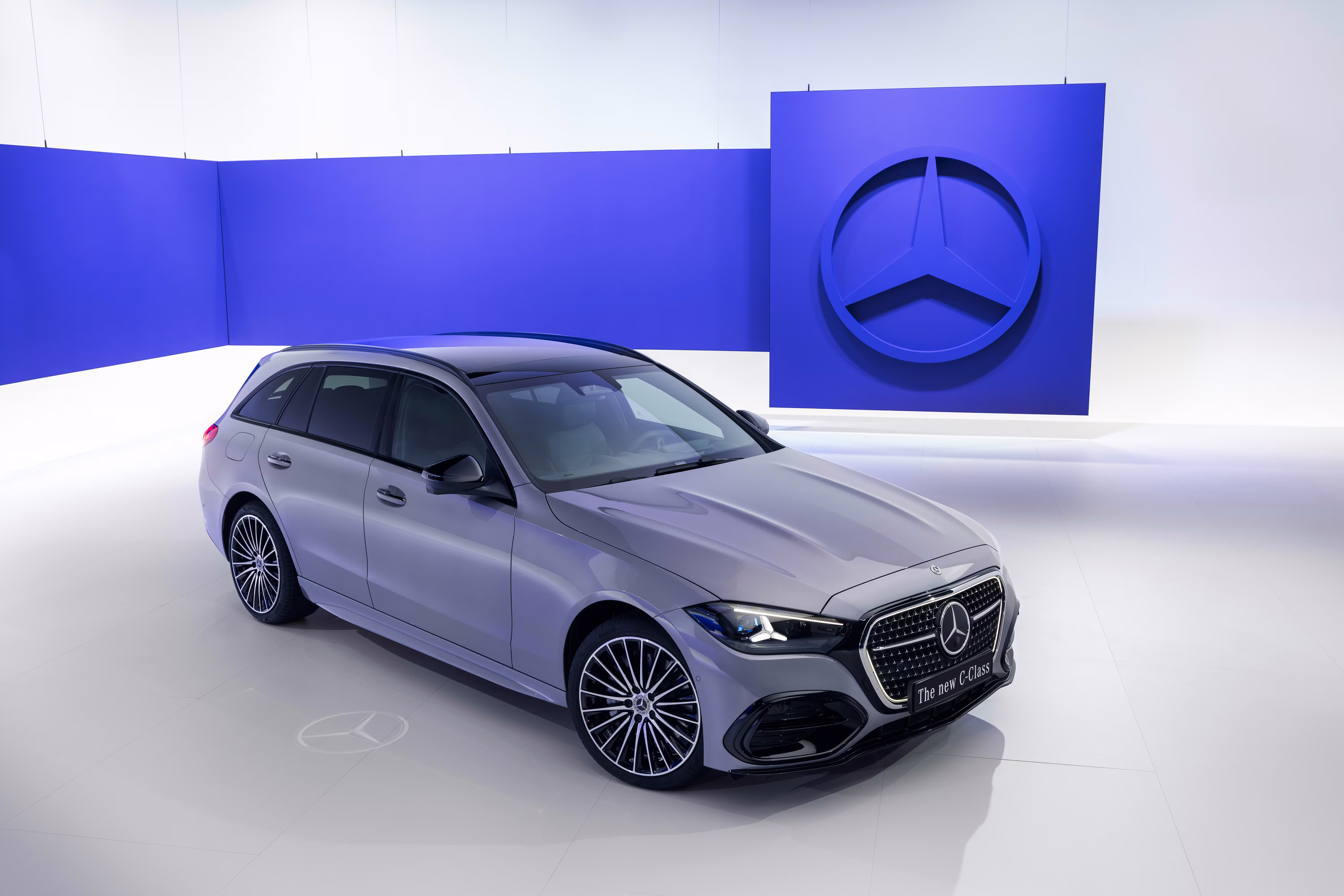 Mercedes Classe C Estate cinza vista de cima e de frente