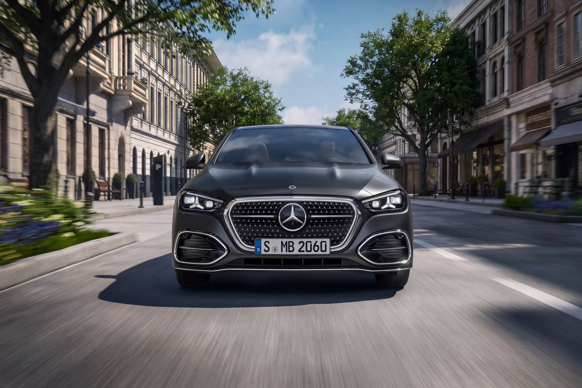 Mercedes Classe C sedã cinza renovado em tomada frontal nas ruas