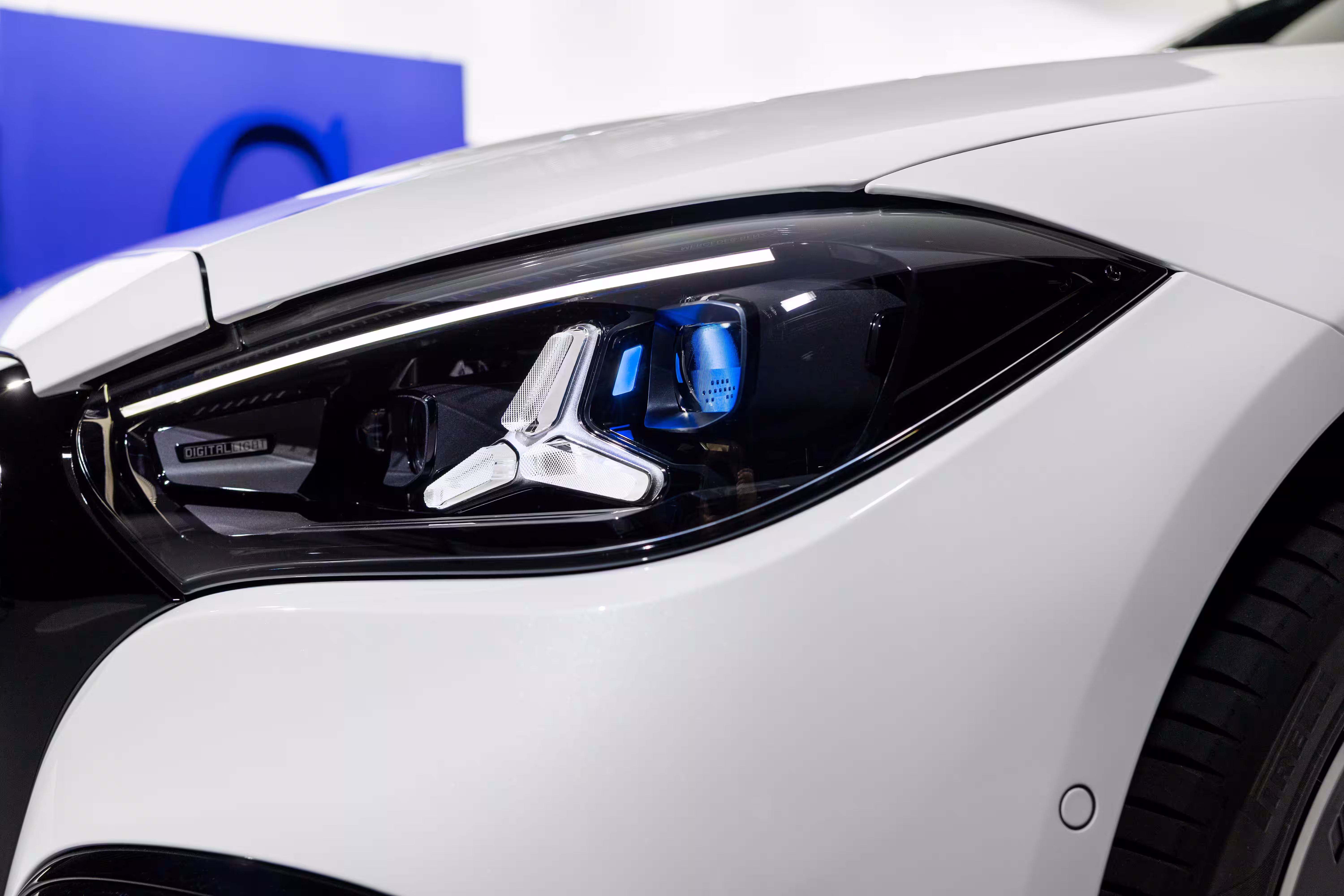 Farol DIGITAL LIGHT do Mercedes Classe C renovado em detalhe