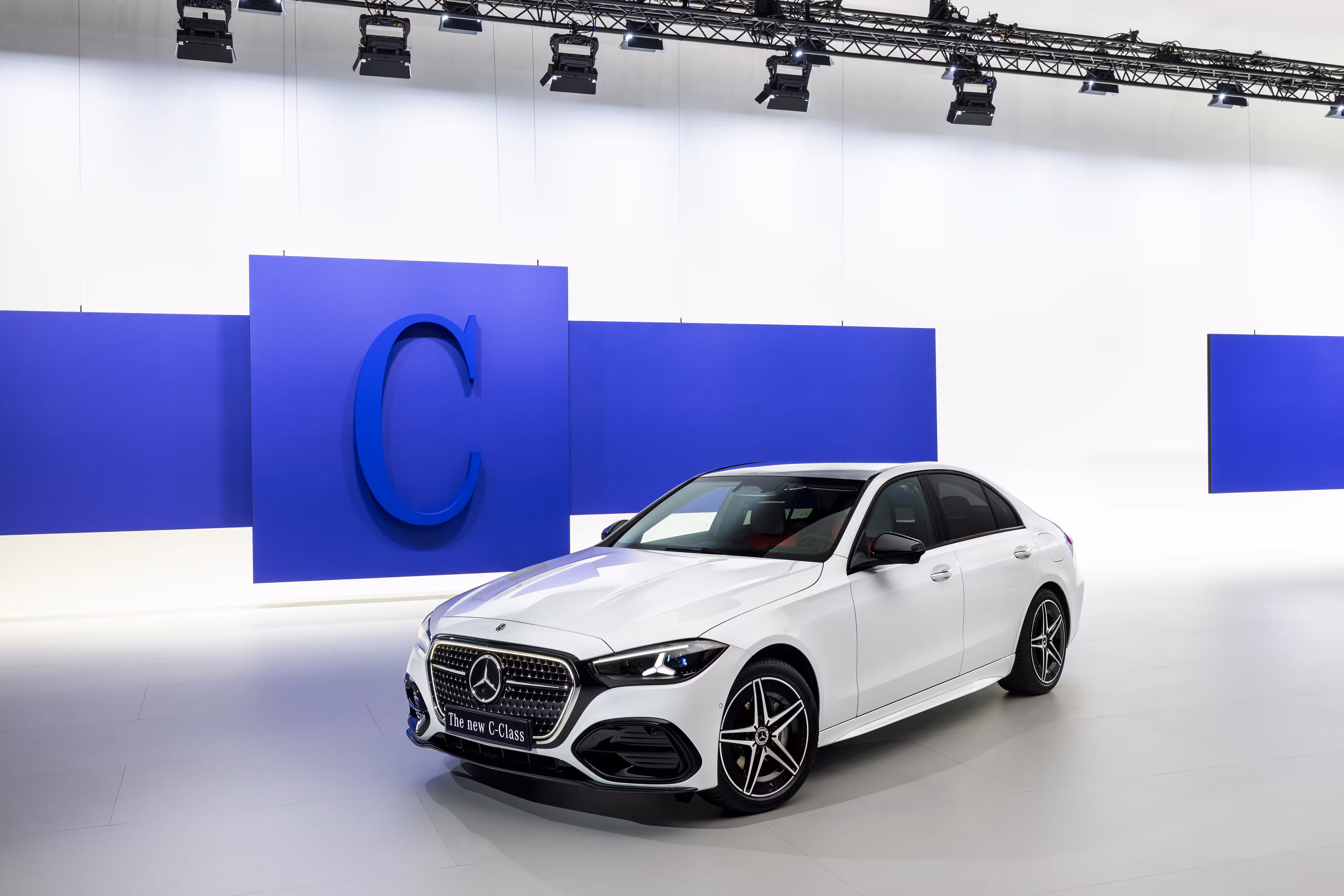 Mercedes Classe C sedã branco em vista dianteira de três quartos