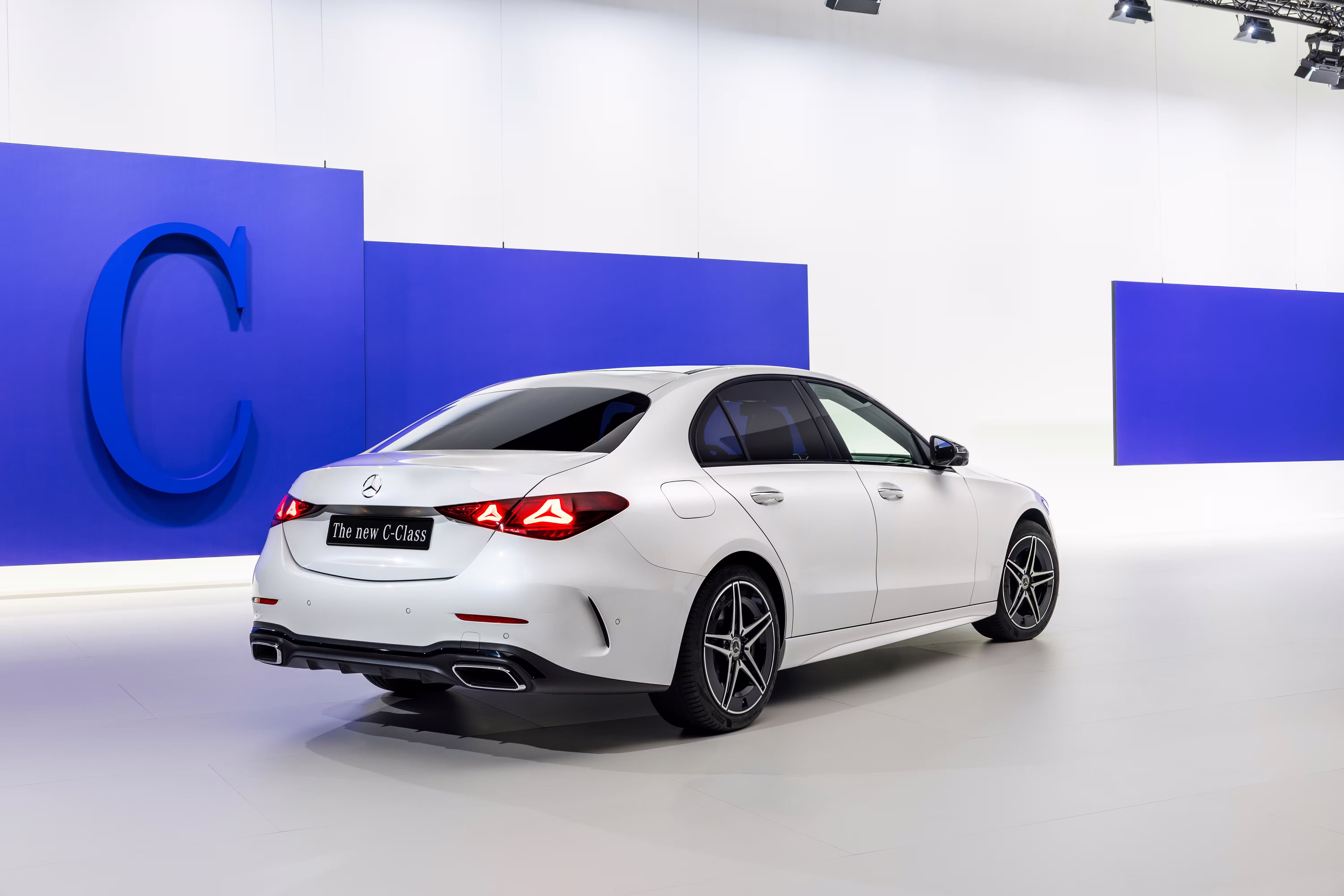 Mercedes Classe C sedã branco em vista traseira de três quartos