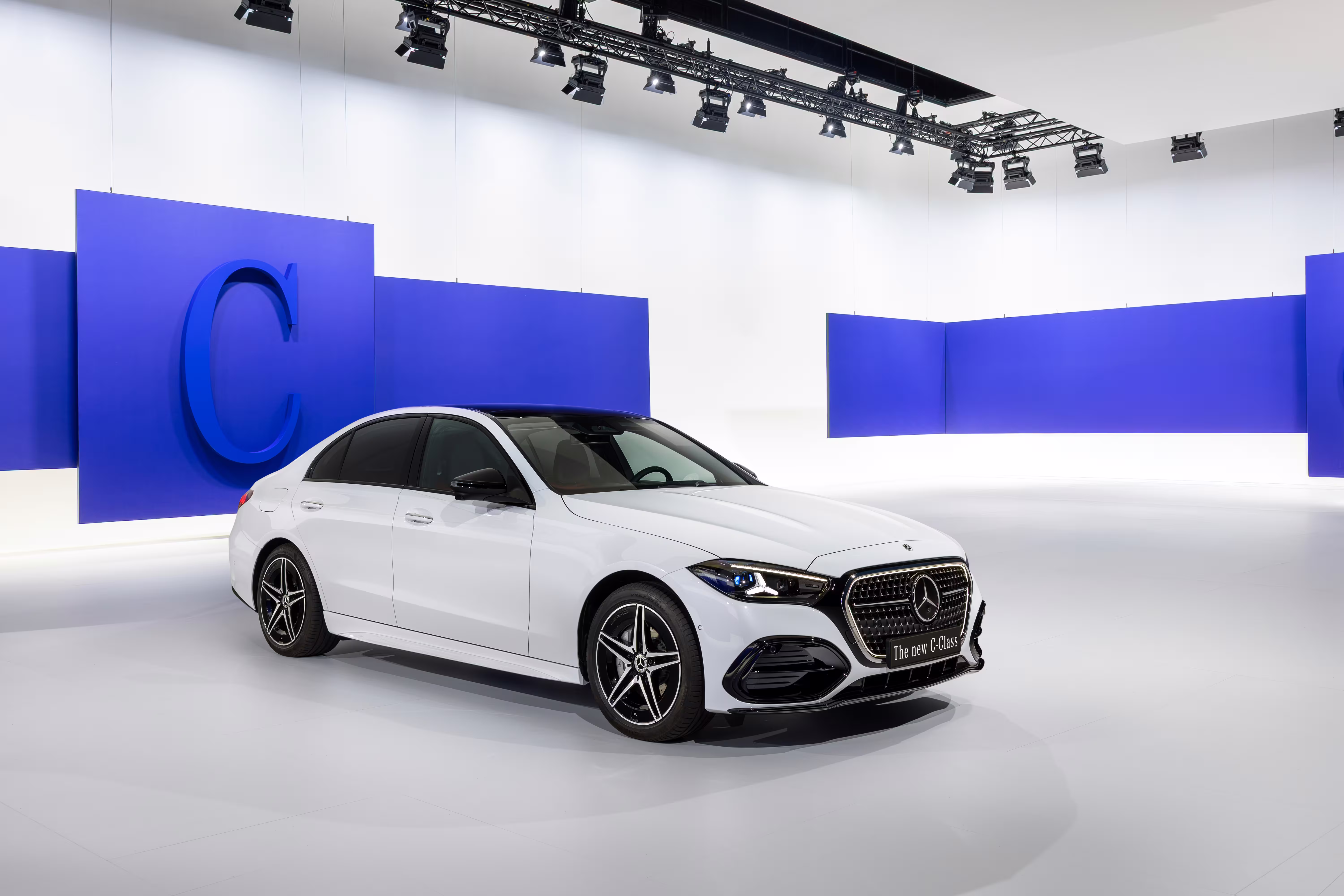 Mercedes Classe C sedã branco visto de lado e de frente